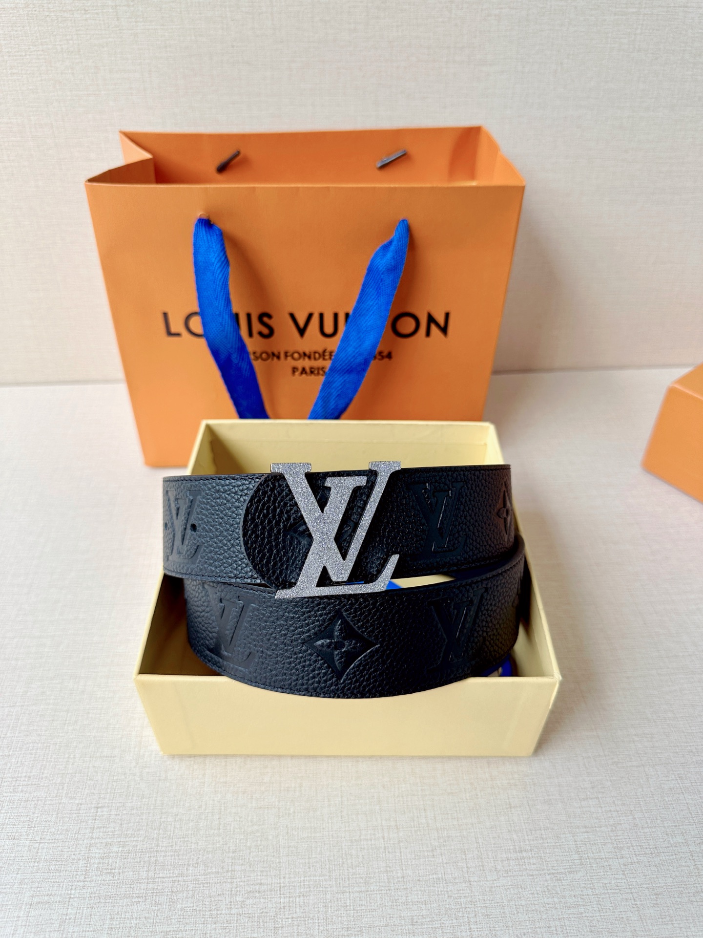 甄选4.0cm宽幅荔枝纹压花腰带，质感细腻高级。经典LV标识扣头多色可选，低调中尽显奢华格调。无论是商务