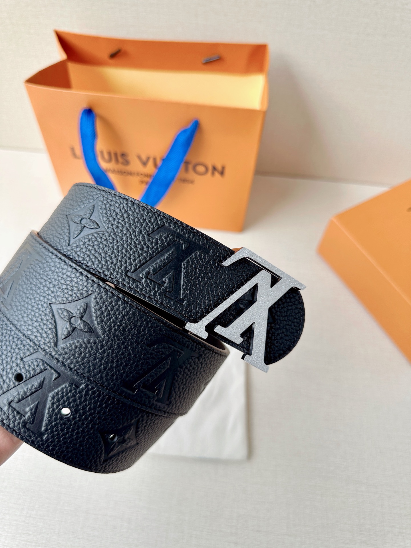 甄选4.0cm宽幅荔枝纹压花腰带，质感细腻高级。经典LV标识扣头多色可选，低调中尽显奢华格调。无论是商务