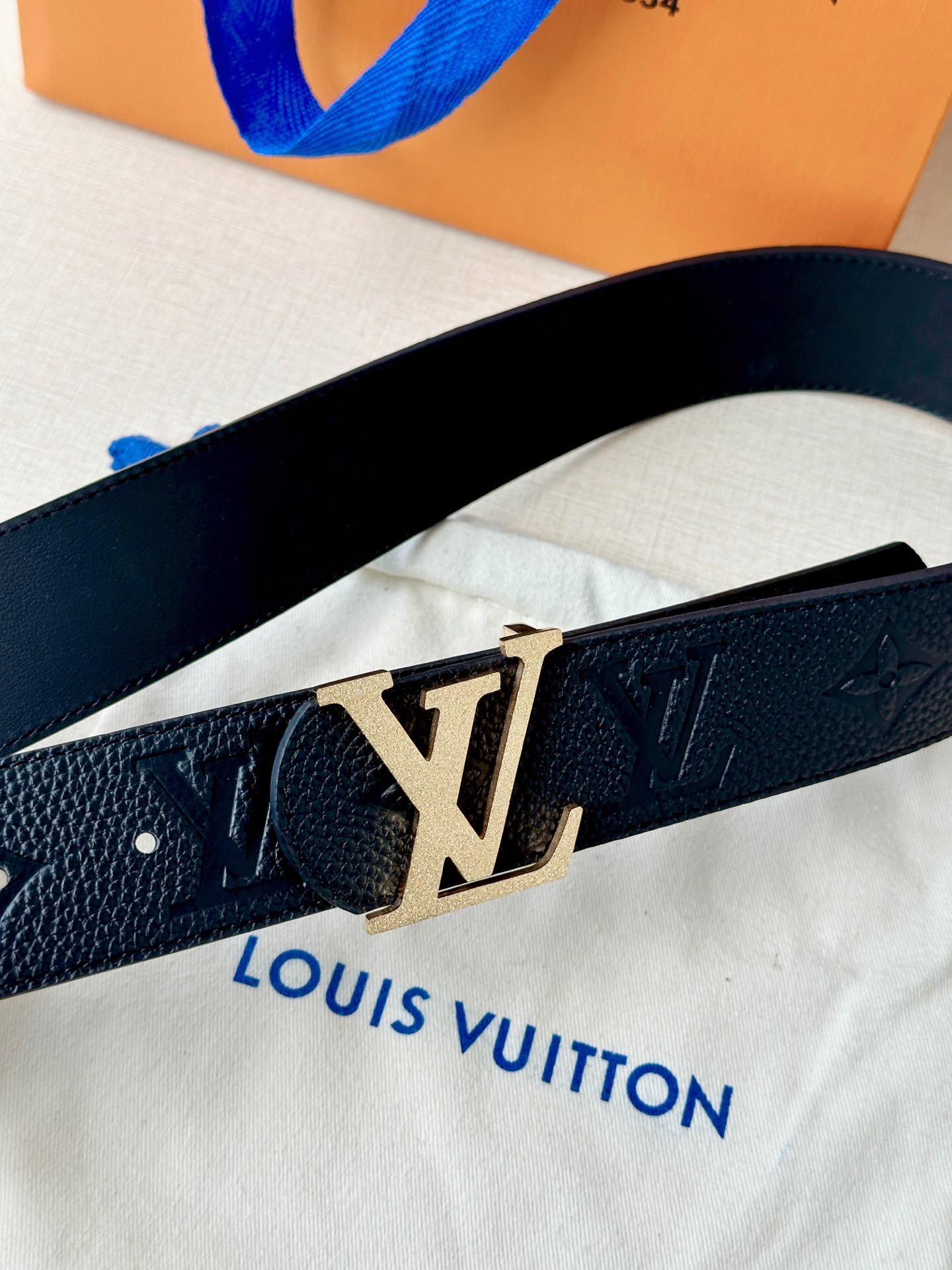 甄选4.0cm宽幅荔枝纹压花腰带，质感细腻高级。经典LV标识扣头多色可选，低调中尽显奢华格调。无论是商务