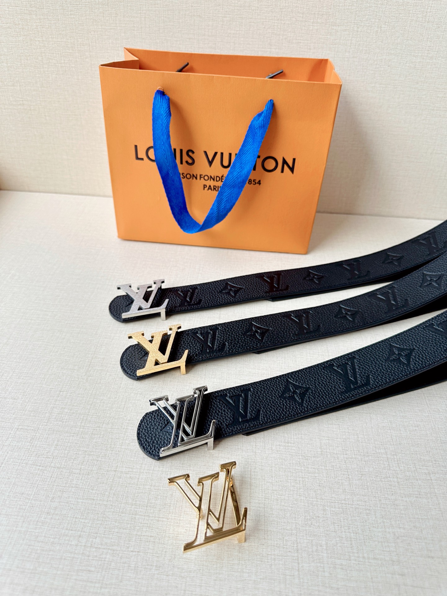 甄选4.0cm宽幅荔枝纹压花腰带，质感细腻高级。经典LV标识扣头多色可选，低调中尽显奢华格调。无论是商务