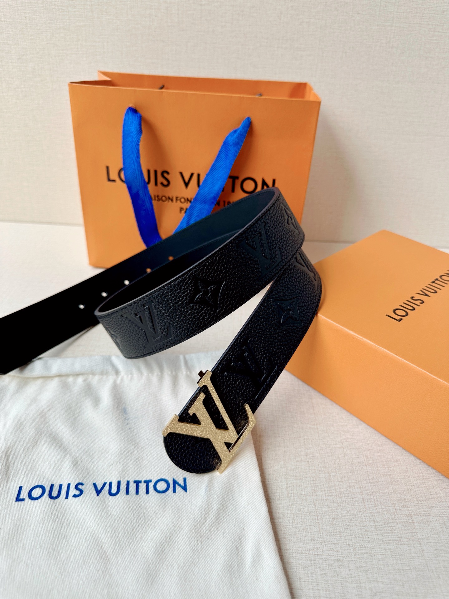 甄选4.0cm宽幅荔枝纹压花腰带，质感细腻高级。经典LV标识扣头多色可选，低调中尽显奢华格调。无论是商务