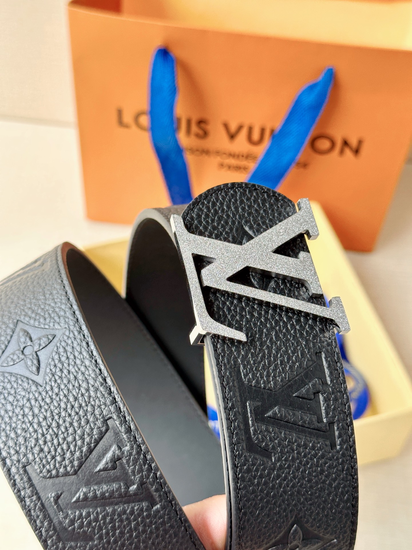 甄选4.0cm宽幅荔枝纹压花腰带，质感细腻高级。经典LV标识扣头多色可选，低调中尽显奢华格调。无论是商务