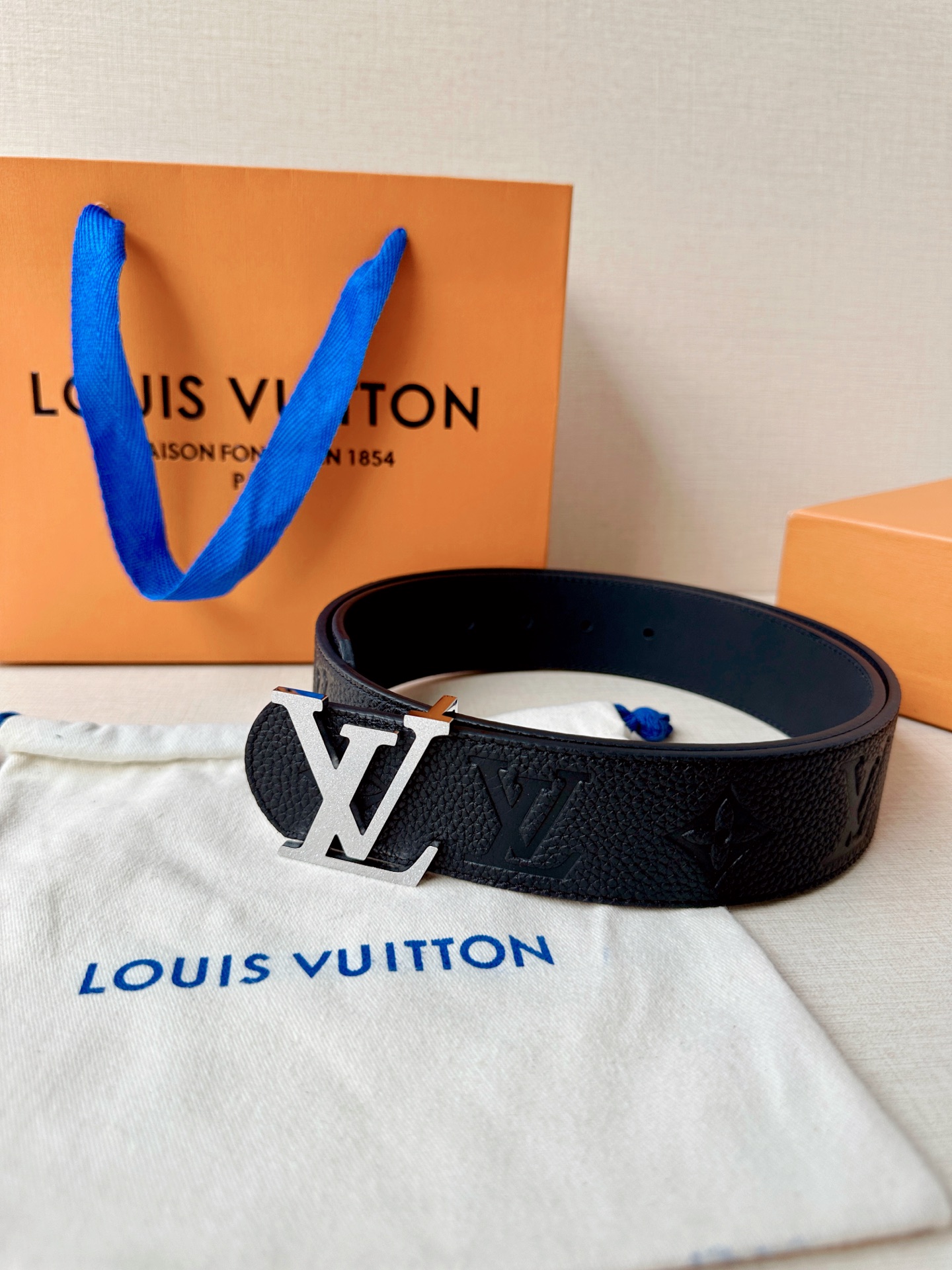 甄选4.0cm宽幅荔枝纹压花腰带，质感细腻高级。经典LV标识扣头多色可选，低调中尽显奢华格调。无论是商务