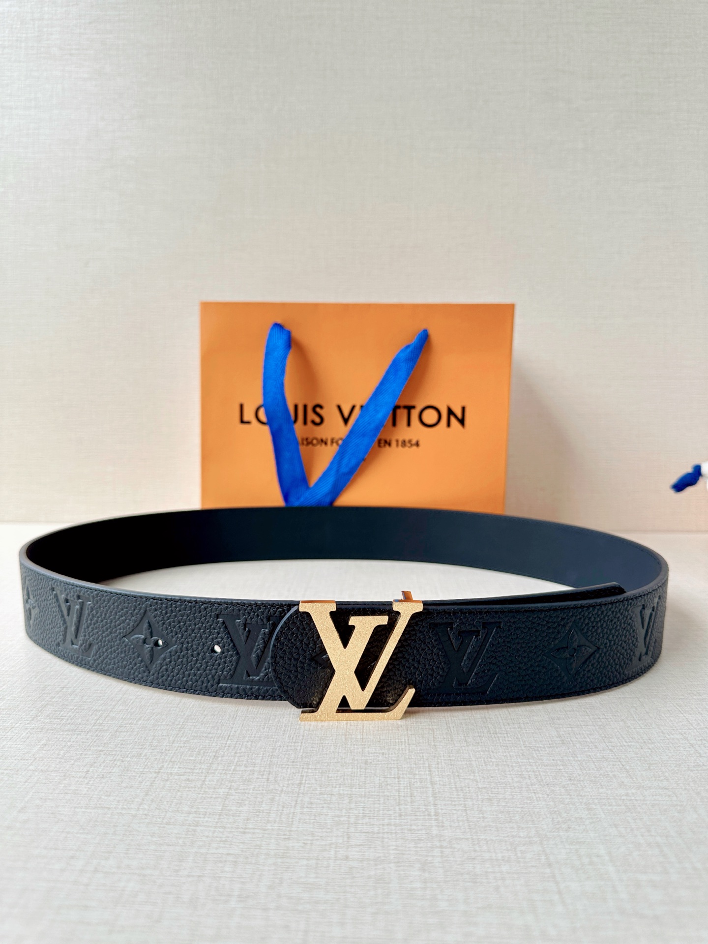 甄选4.0cm宽幅荔枝纹压花腰带，质感细腻高级。经典LV标识扣头多色可选，低调中尽显奢华格调。无论是商务