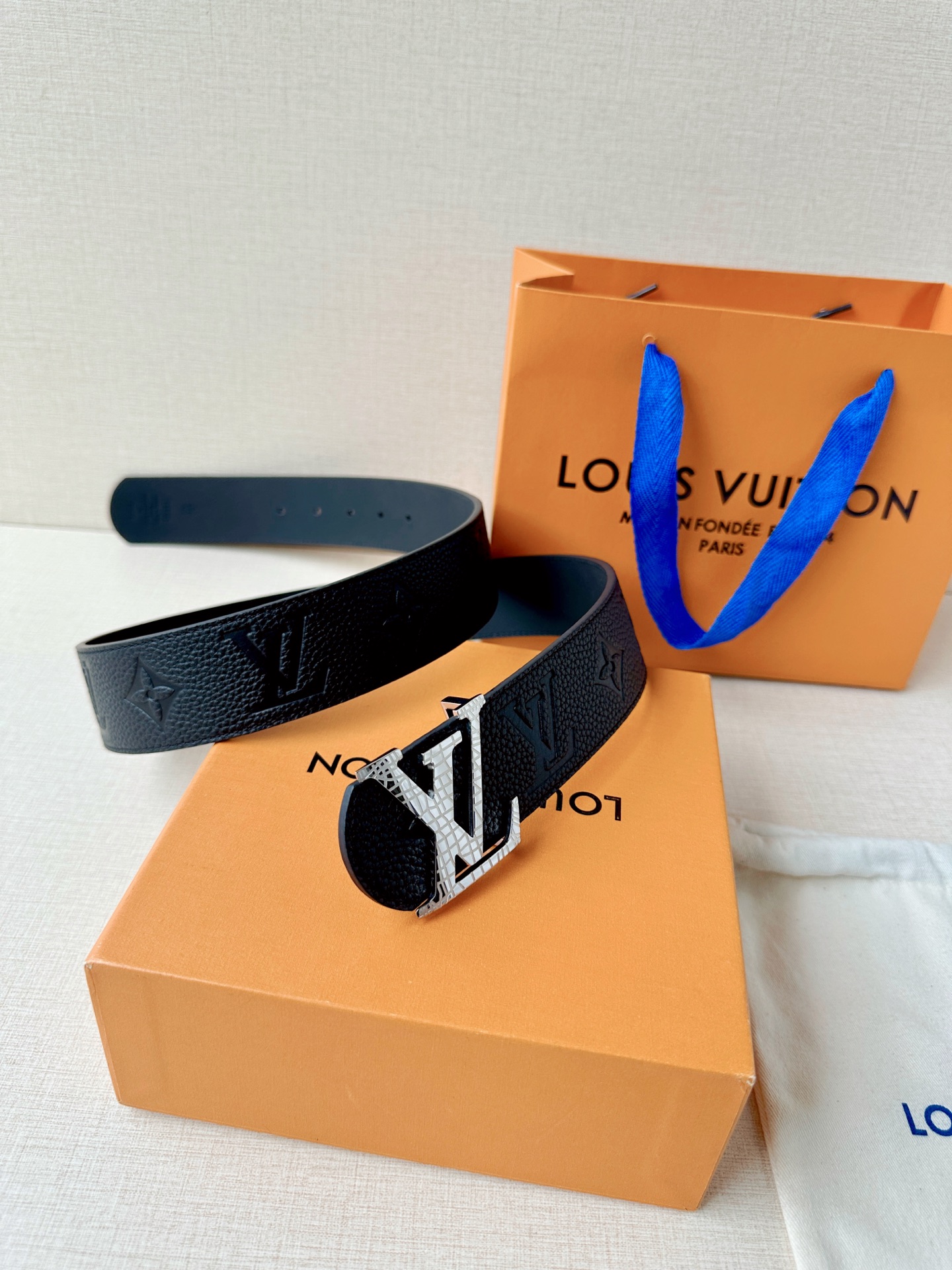 甄选4.0cm宽幅荔枝纹压花腰带，质感细腻高级。经典LV标识扣头多色可选，低调中尽显奢华格调。无论是商务