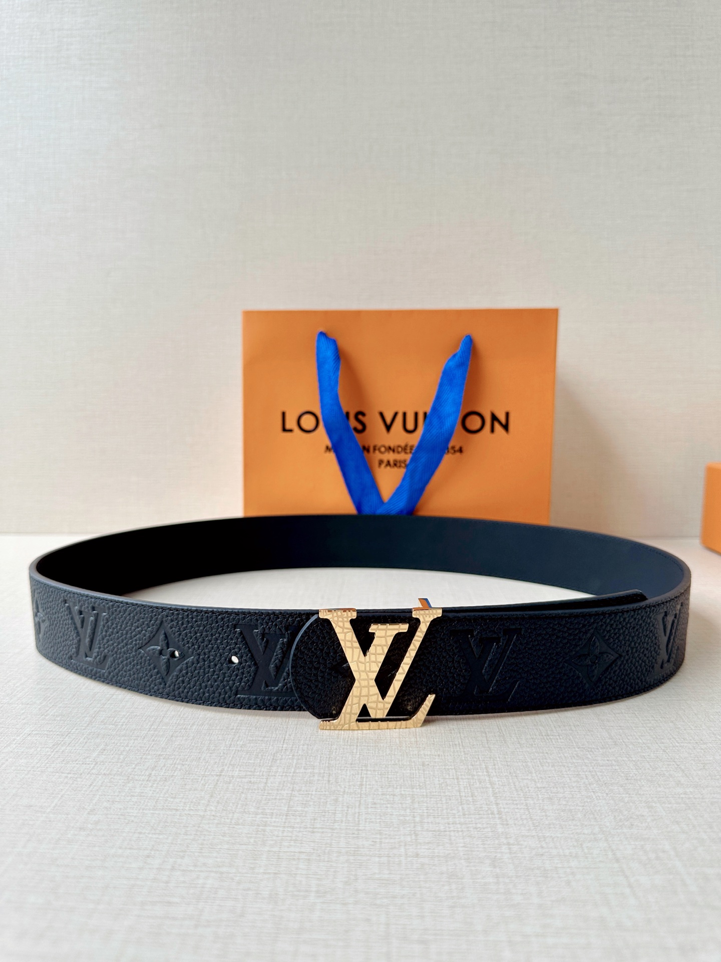 甄选4.0cm宽幅荔枝纹压花腰带，质感细腻高级。经典LV标识扣头多色可选，低调中尽显奢华格调。无论是商务