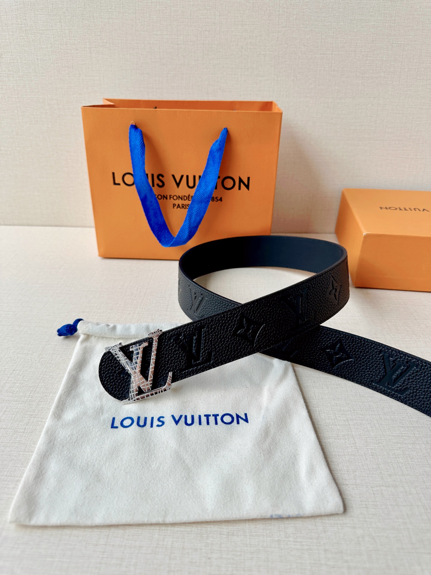 甄选4.0cm宽幅荔枝纹压花腰带，质感细腻高级。经典LV标识扣头多色可选，低调中尽显奢华格调。无论是商务