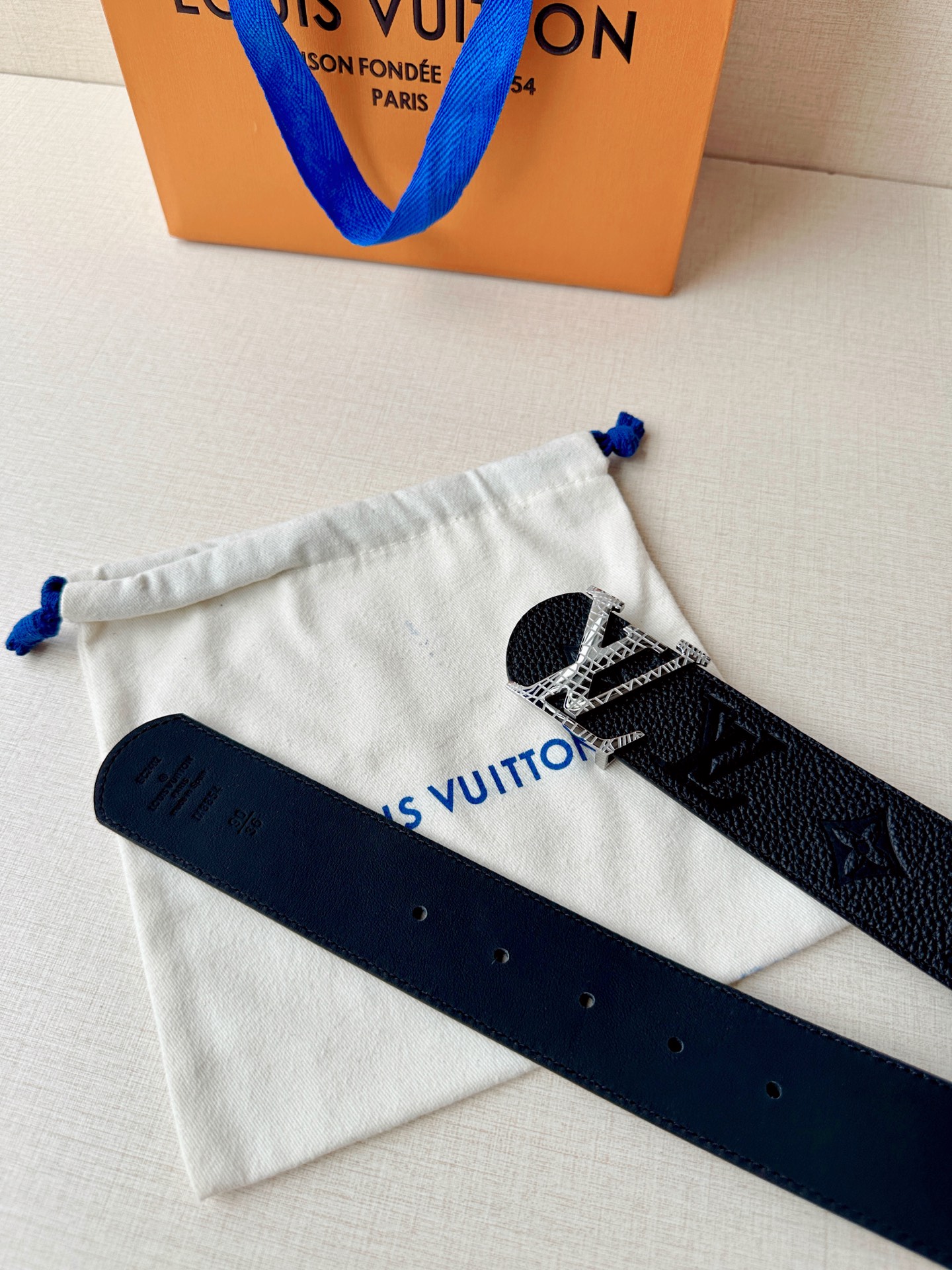 甄选4.0cm宽幅荔枝纹压花腰带，质感细腻高级。经典LV标识扣头多色可选，低调中尽显奢华格调。无论是商务