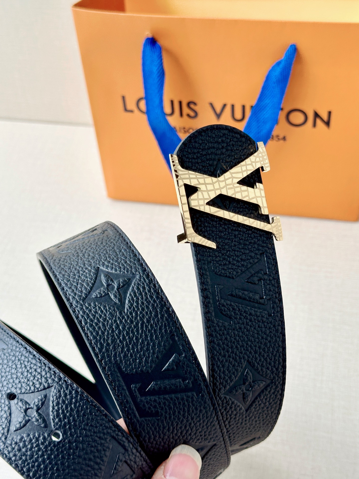 甄选4.0cm宽幅荔枝纹压花腰带，质感细腻高级。经典LV标识扣头多色可选，低调中尽显奢华格调。无论是商务