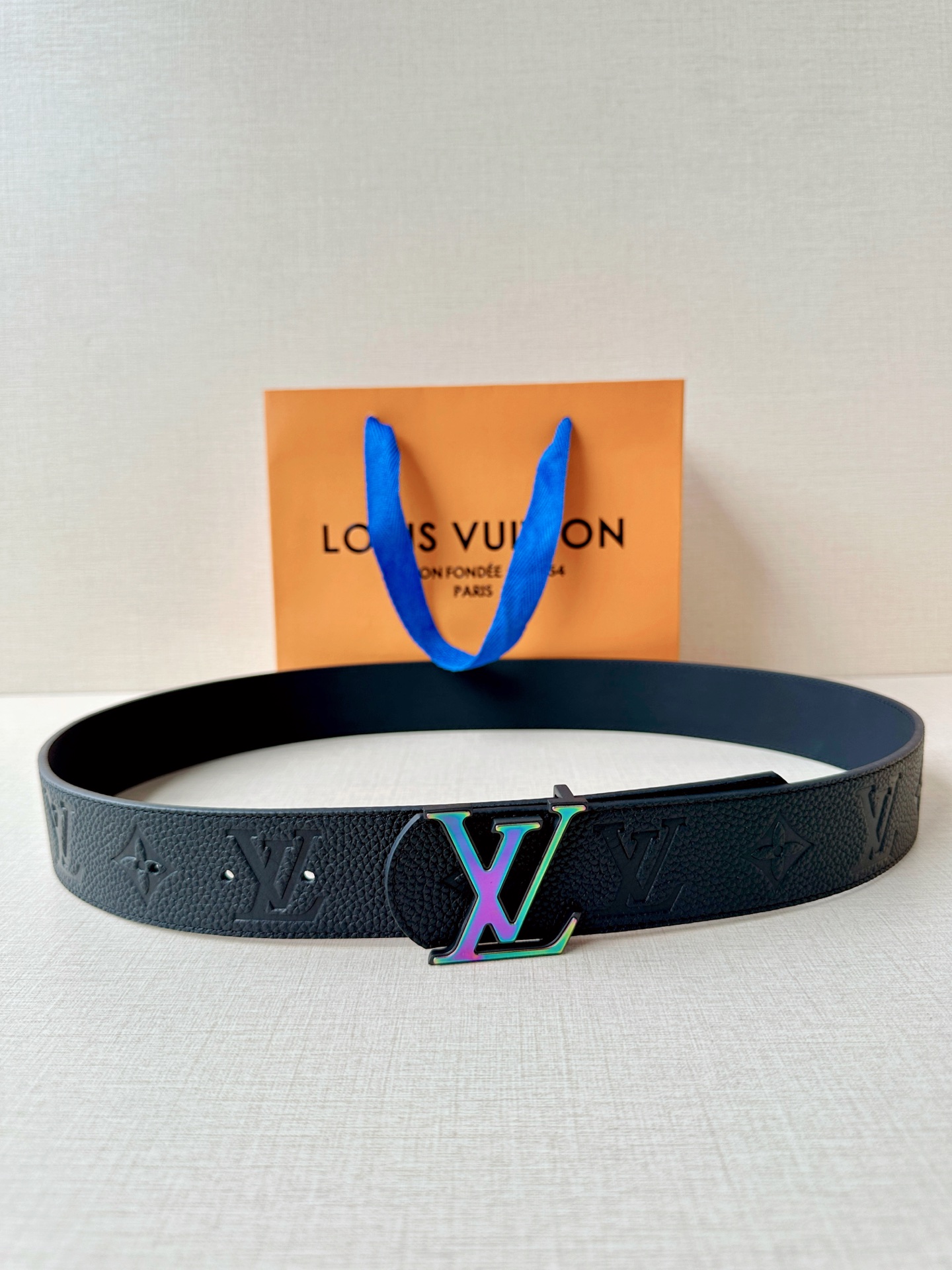 甄选4.0cm宽幅荔枝纹压花腰带，质感细腻高级。经典LV标识扣头多色可选，低调中尽显奢华格调。无论是商务