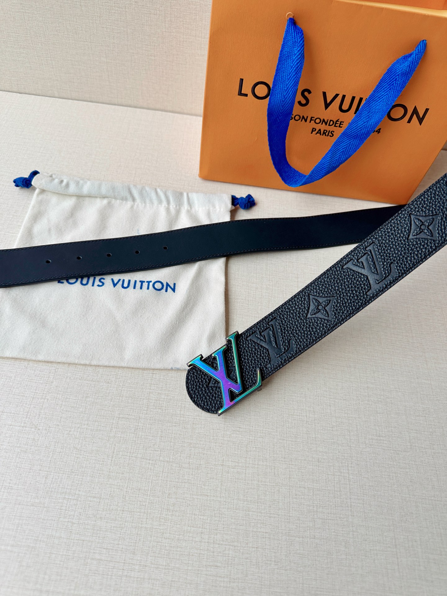 甄选4.0cm宽幅荔枝纹压花腰带，质感细腻高级。经典LV标识扣头多色可选，低调中尽显奢华格调。无论是商务