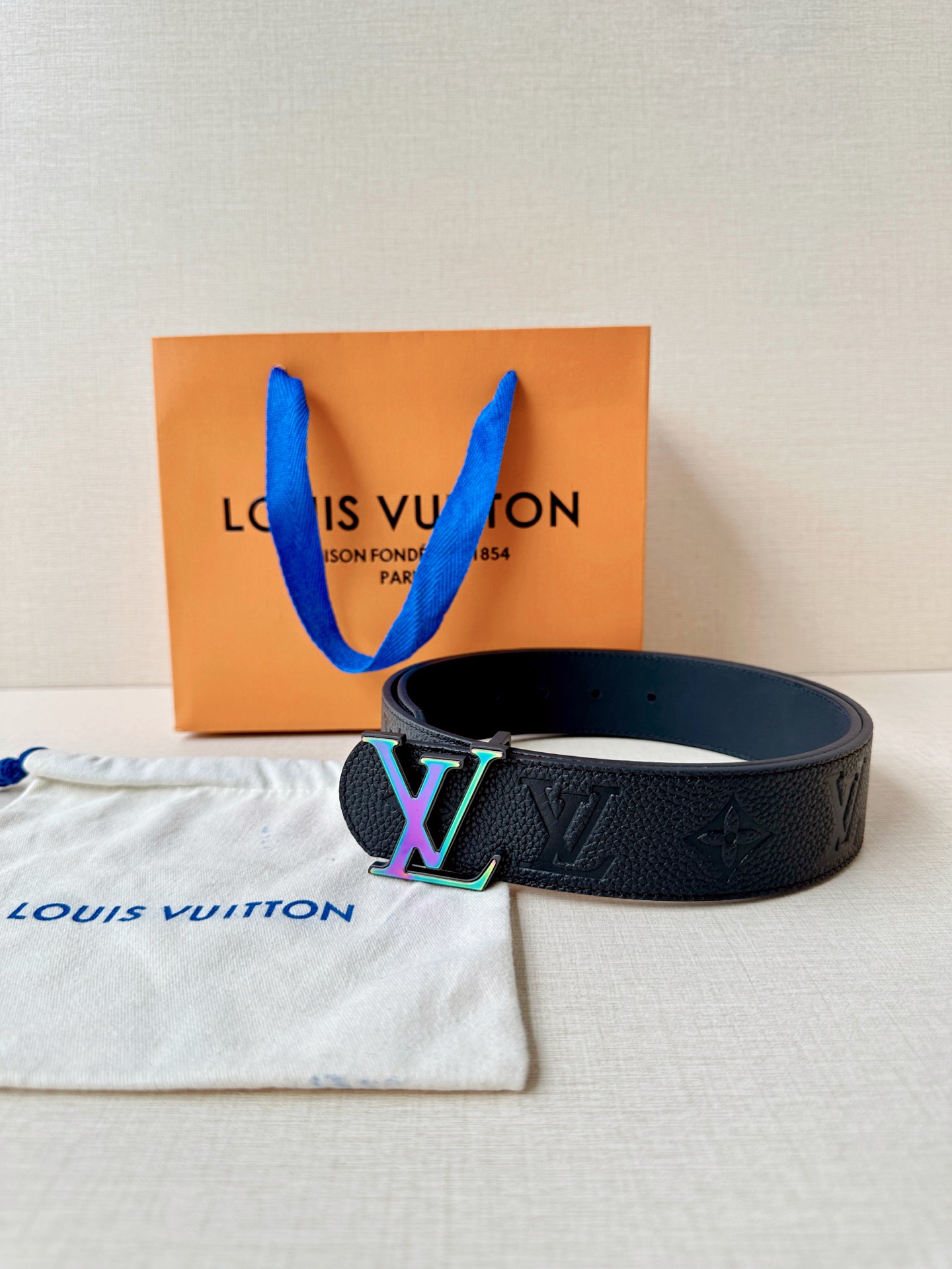 甄选4.0cm宽幅荔枝纹压花腰带，质感细腻高级。经典LV标识扣头多色可选，低调中尽显奢华格调。无论是商务