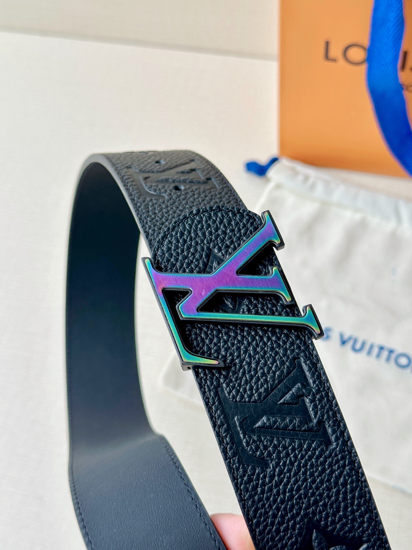 甄选4.0cm宽幅荔枝纹压花腰带，质感细腻高级。经典LV标识扣头多色可选，低调中尽显奢华格调。无论是商务