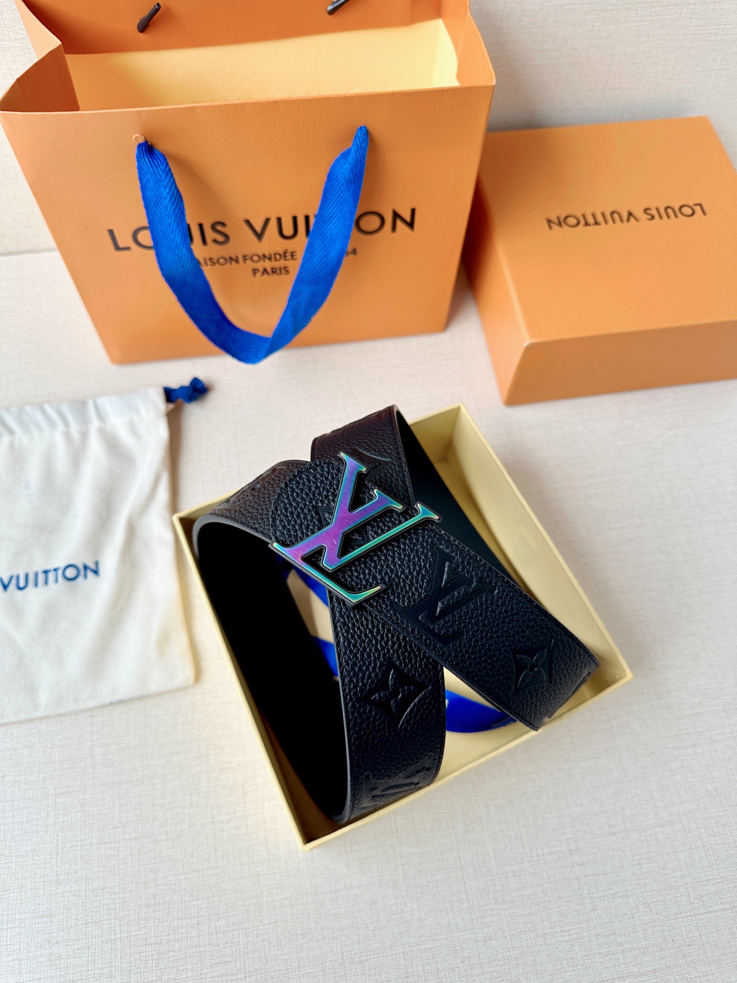 甄选4.0cm宽幅荔枝纹压花腰带，质感细腻高级。经典LV标识扣头多色可选，低调中尽显奢华格调。无论是商务