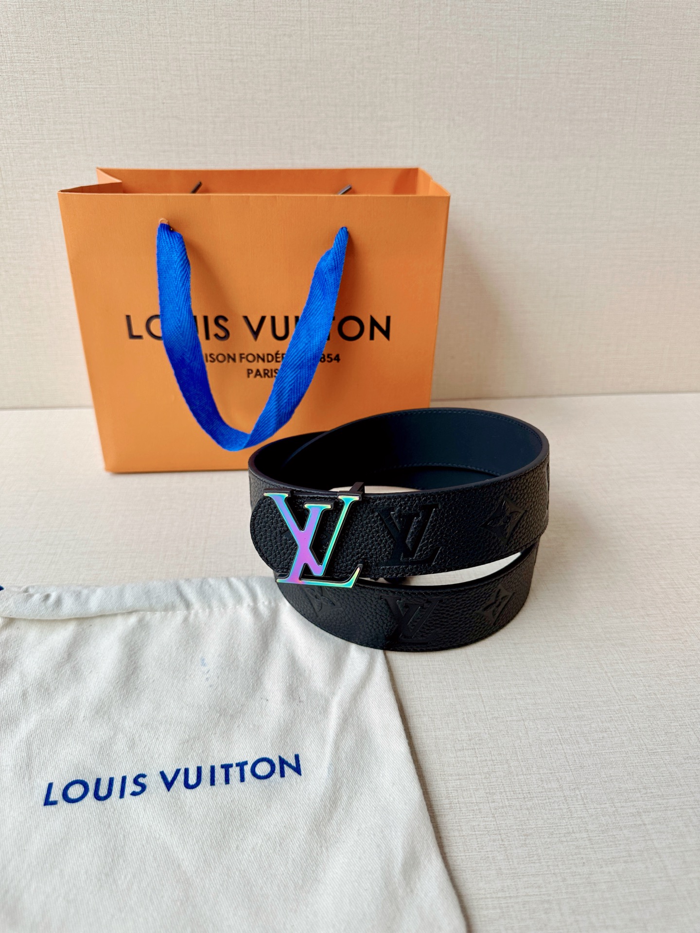 甄选4.0cm宽幅荔枝纹压花腰带，质感细腻高级。经典LV标识扣头多色可选，低调中尽显奢华格调。无论是商务