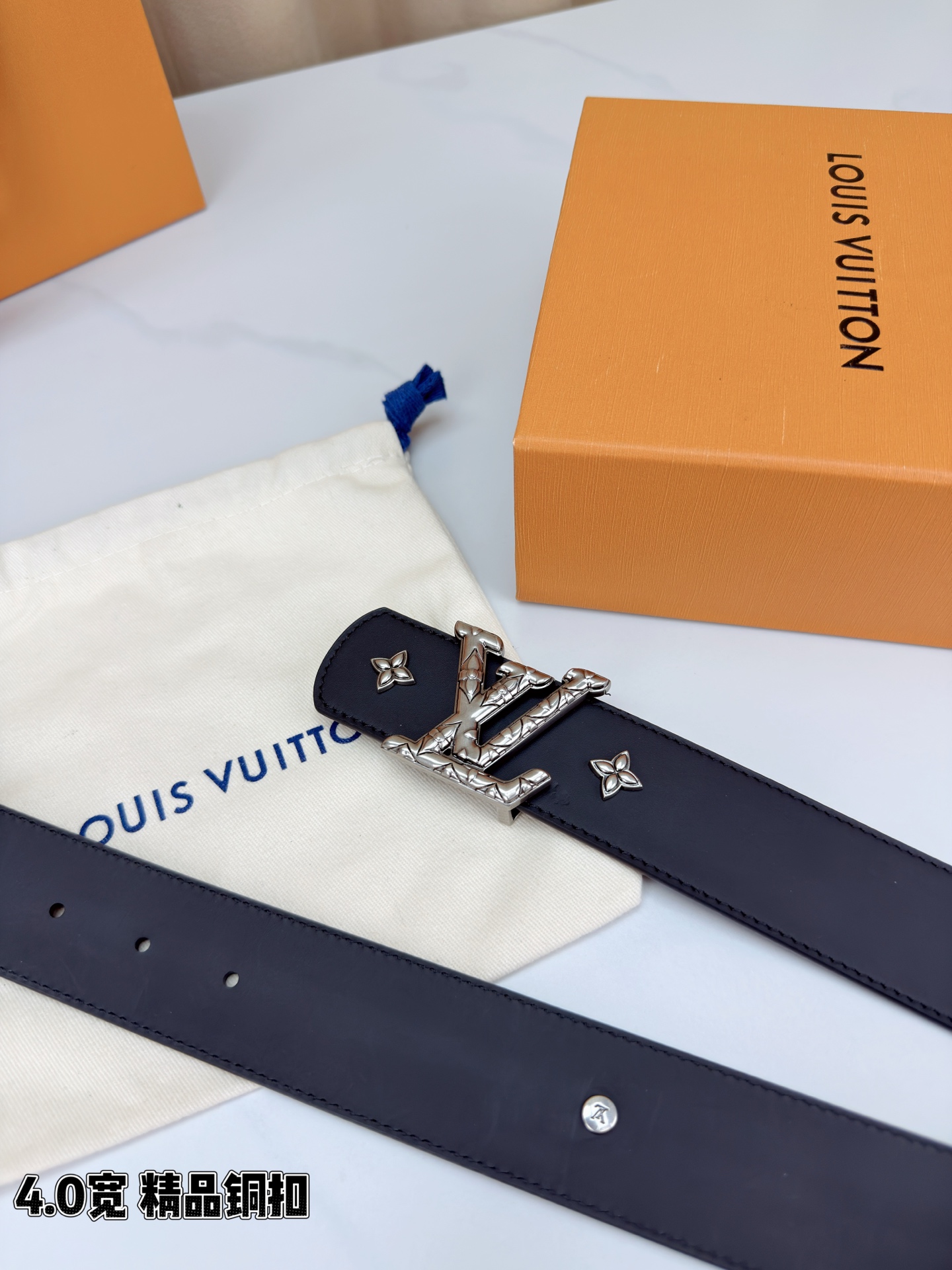 LV Dimension Drift Flower Studs 40 毫米双面腰带，两面皆为皮革，简洁廓