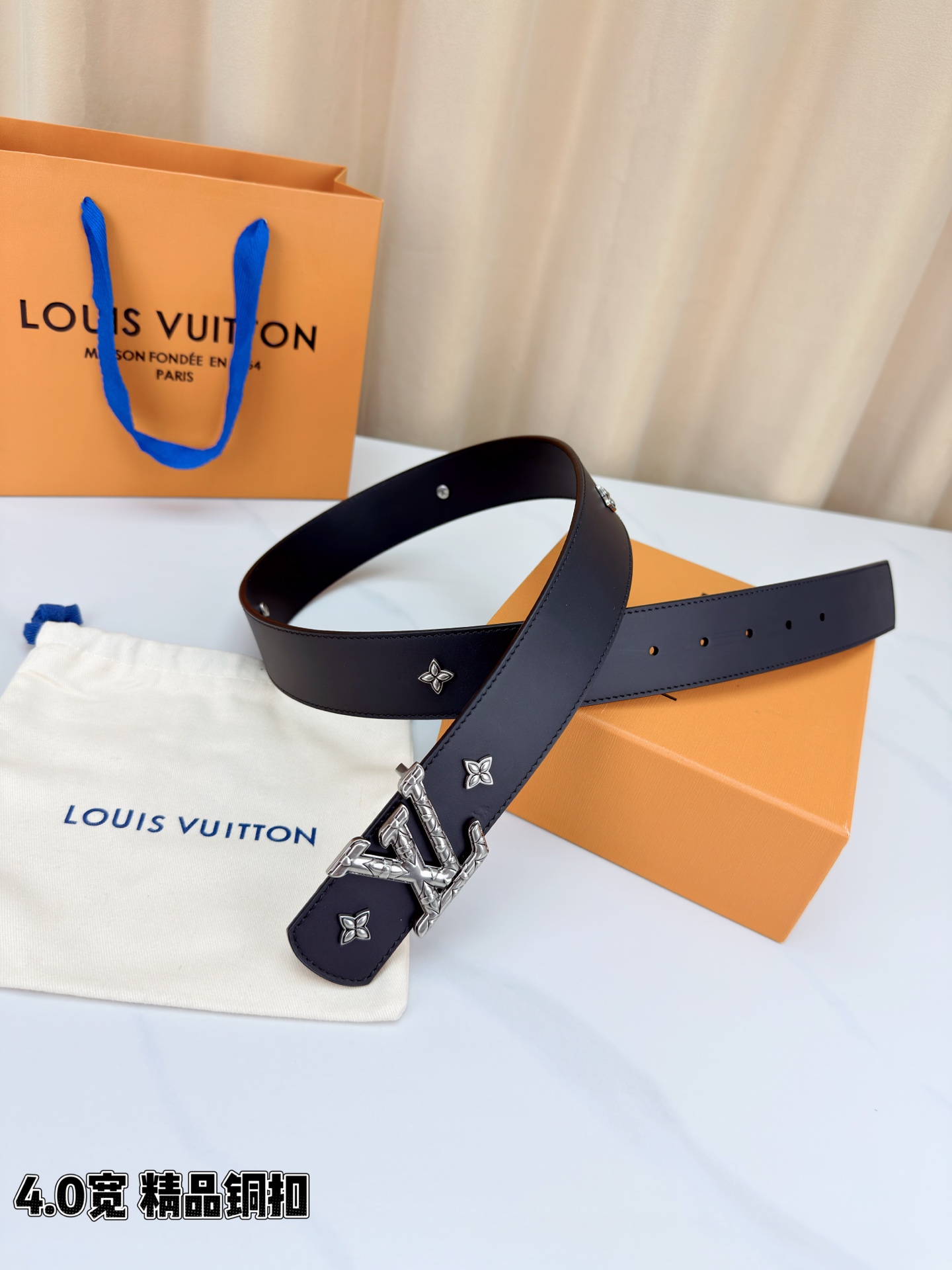 LV Dimension Drift Flower Studs 40 毫米双面腰带，两面皆为皮革，简洁廓