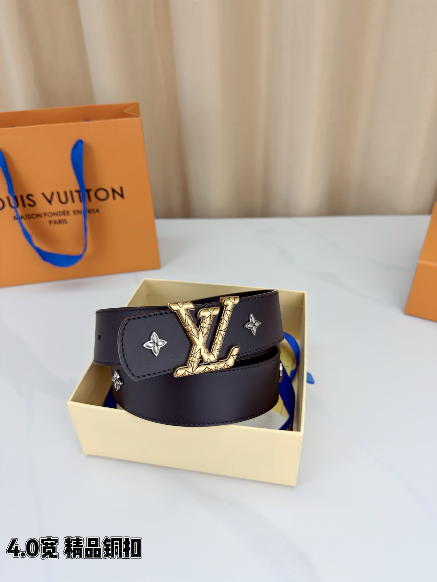 LV Dimension Drift Flower Studs 40 毫米双面腰带，两面皆为皮革，简洁廓