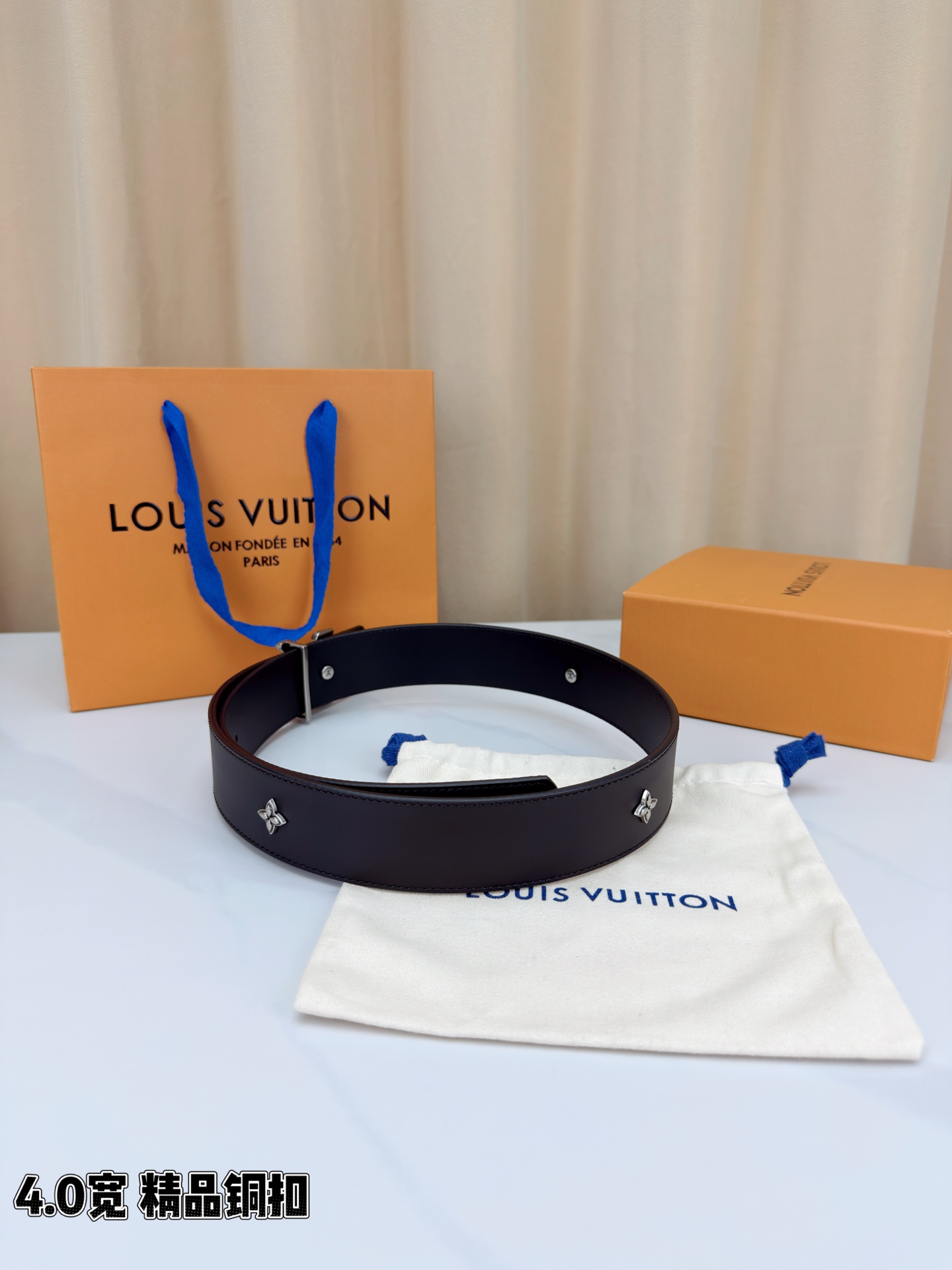 LV Dimension Drift Flower Studs 40 毫米双面腰带，两面皆为皮革，简洁廓