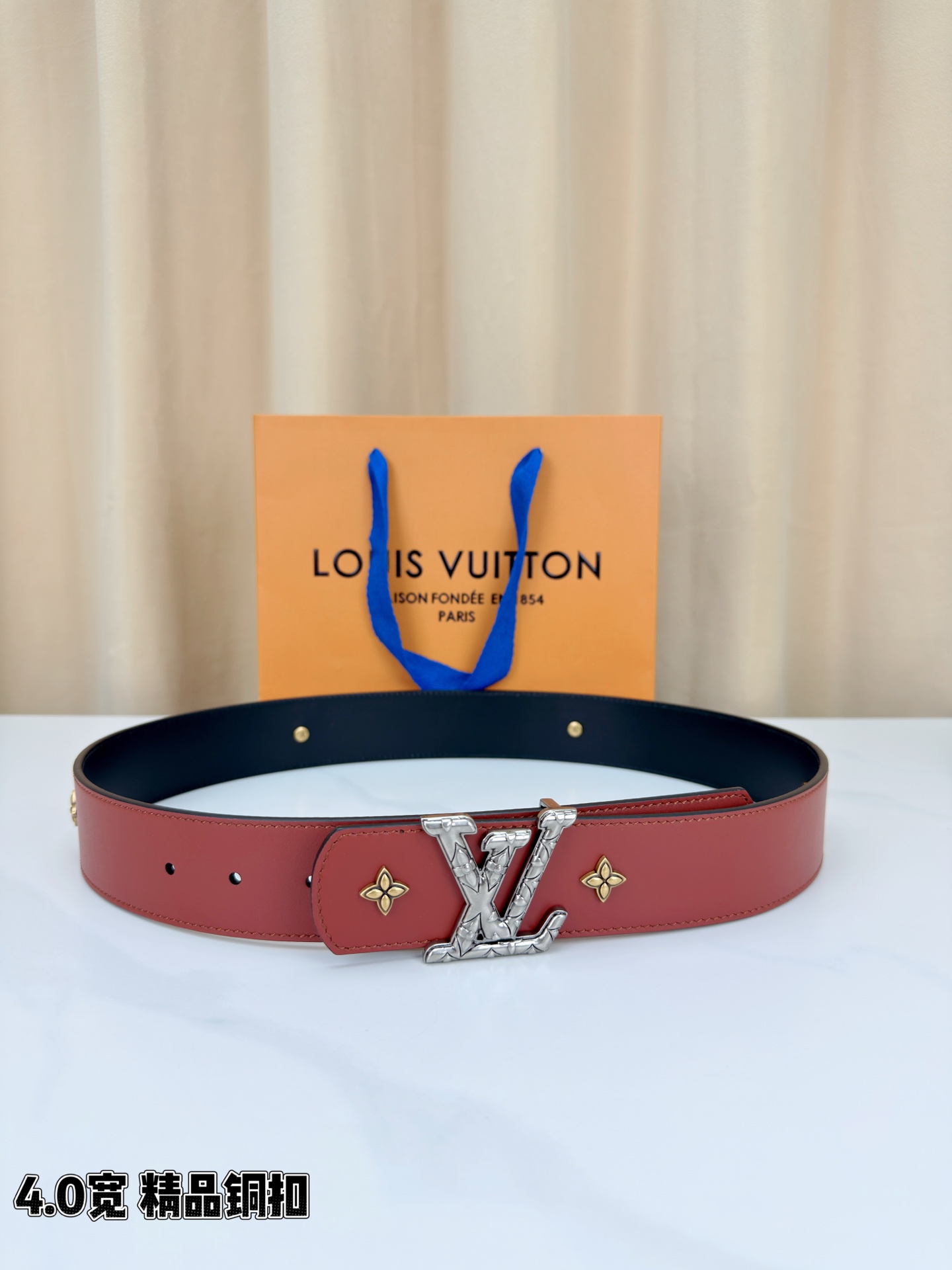 LV Dimension Drift Flower Studs 40 毫米双面腰带，两面皆为皮革，简洁廓