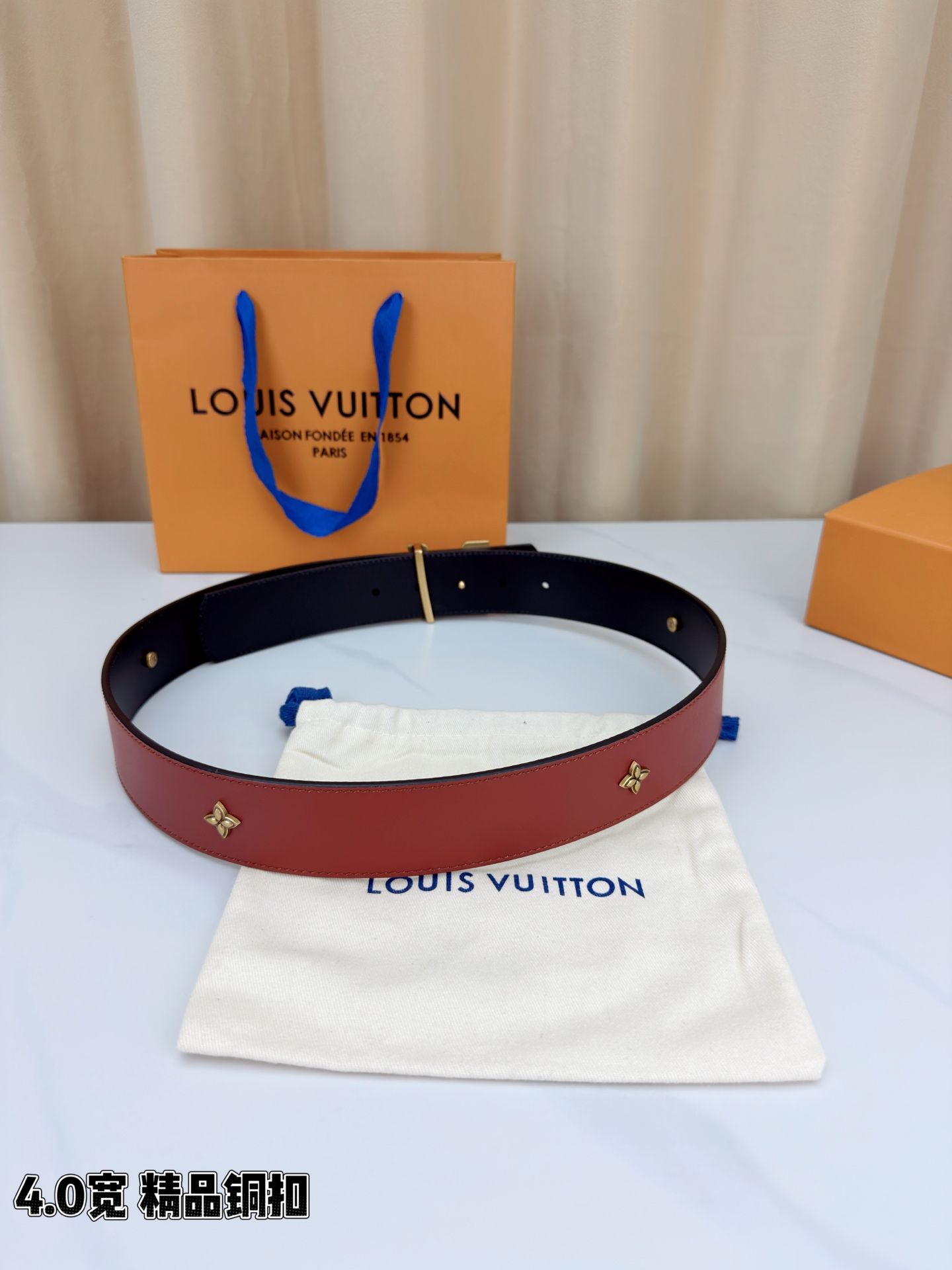 LV Dimension Drift Flower Studs 40 毫米双面腰带，两面皆为皮革，简洁廓