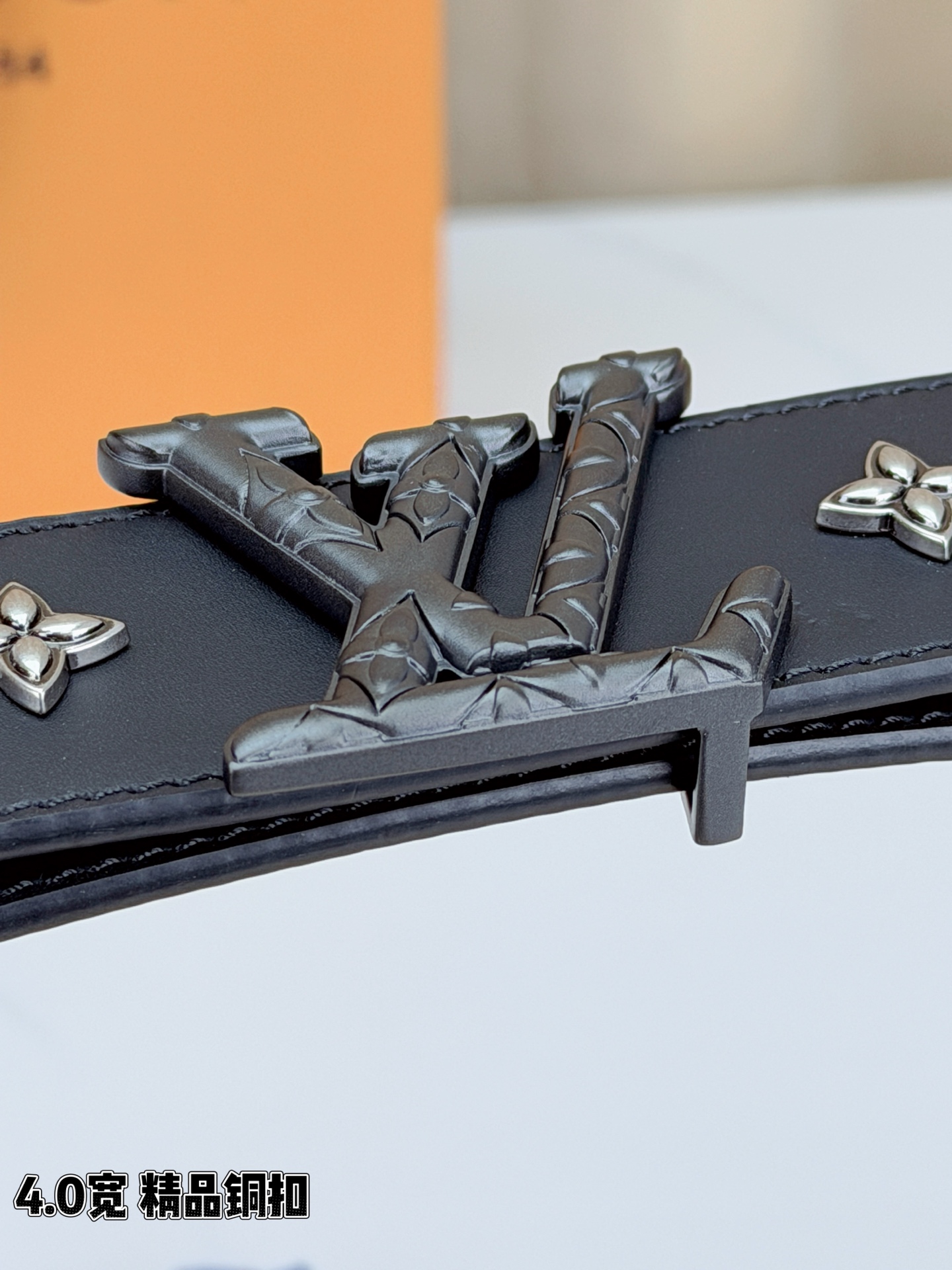 LV Dimension Drift Flower Studs 40 毫米双面腰带，两面皆为皮革，简洁廓