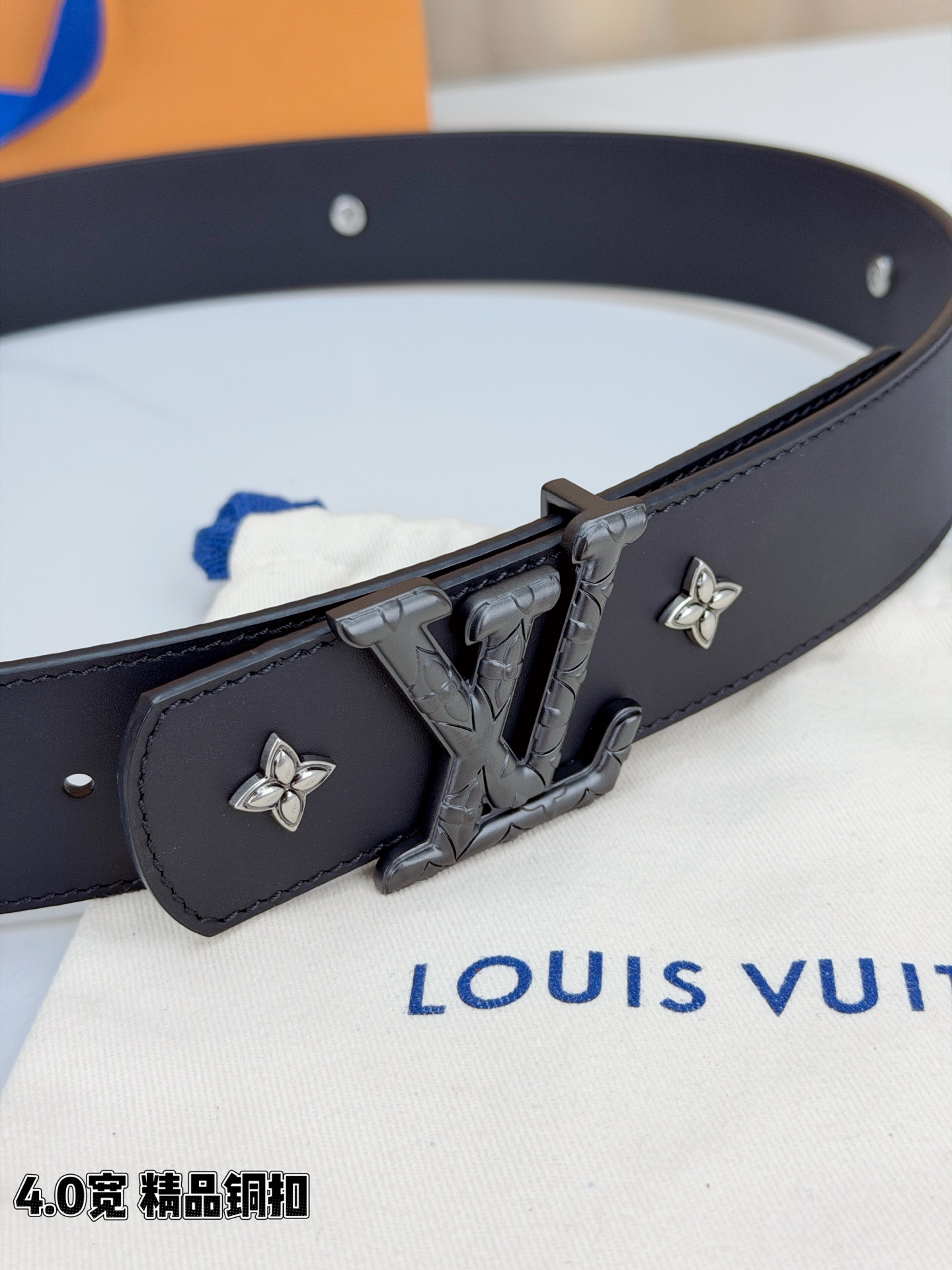 LV Dimension Drift Flower Studs 40 毫米双面腰带，两面皆为皮革，简洁廓