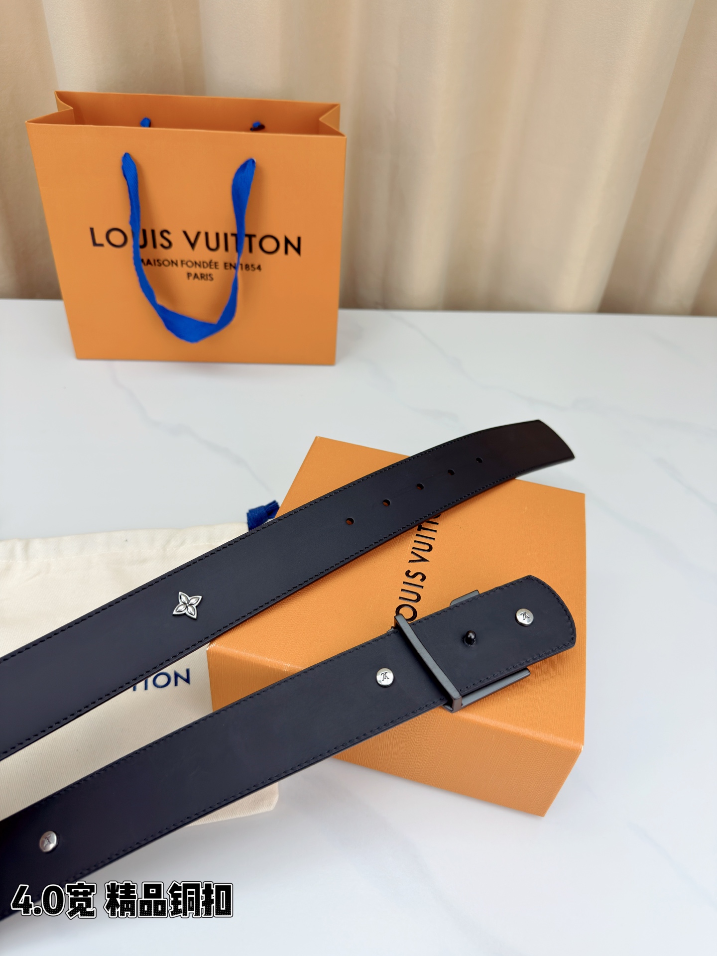 LV Dimension Drift Flower Studs 40 毫米双面腰带，两面皆为皮革，简洁廓