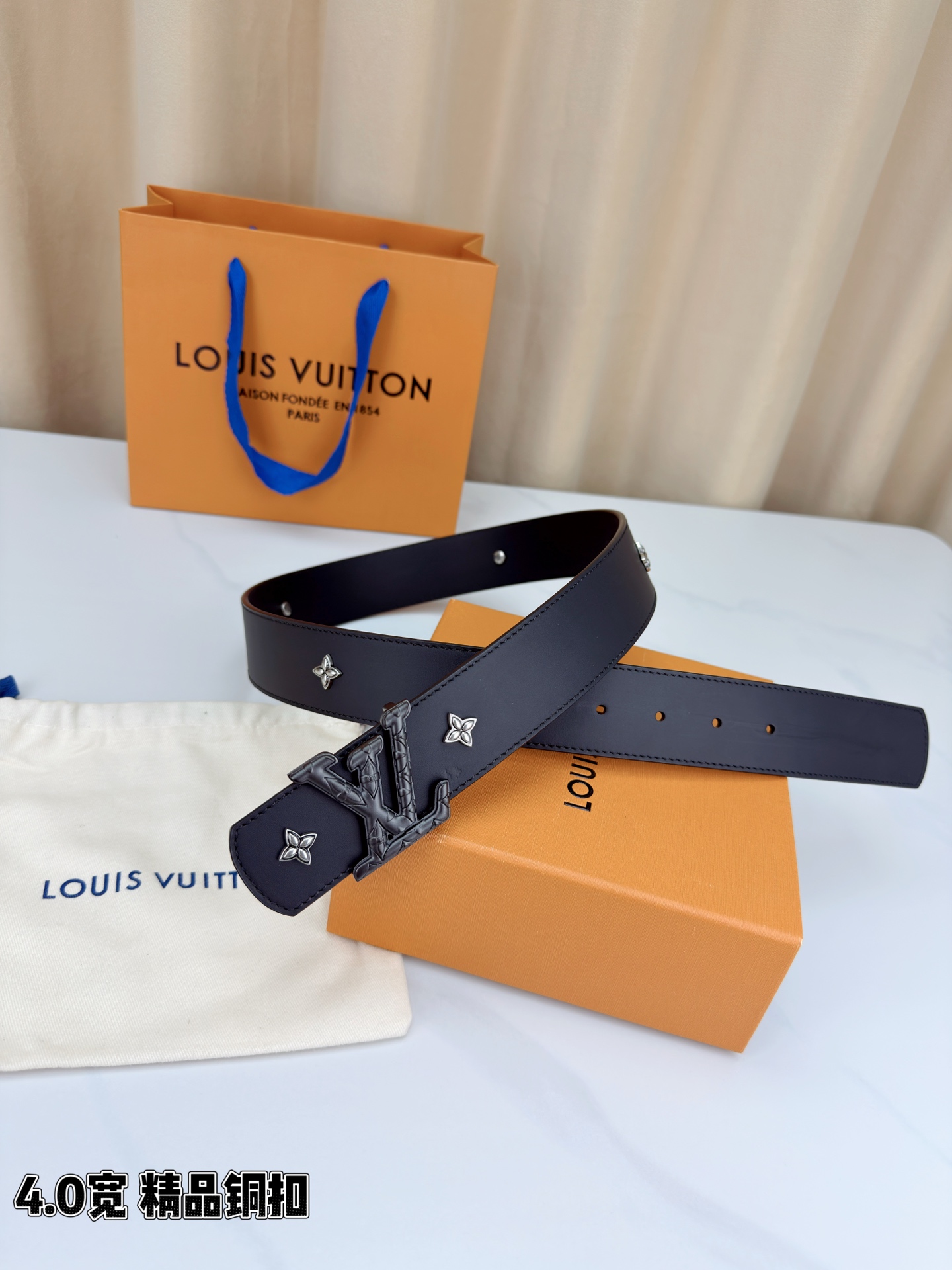 LV Dimension Drift Flower Studs 40 毫米双面腰带，两面皆为皮革，简洁廓