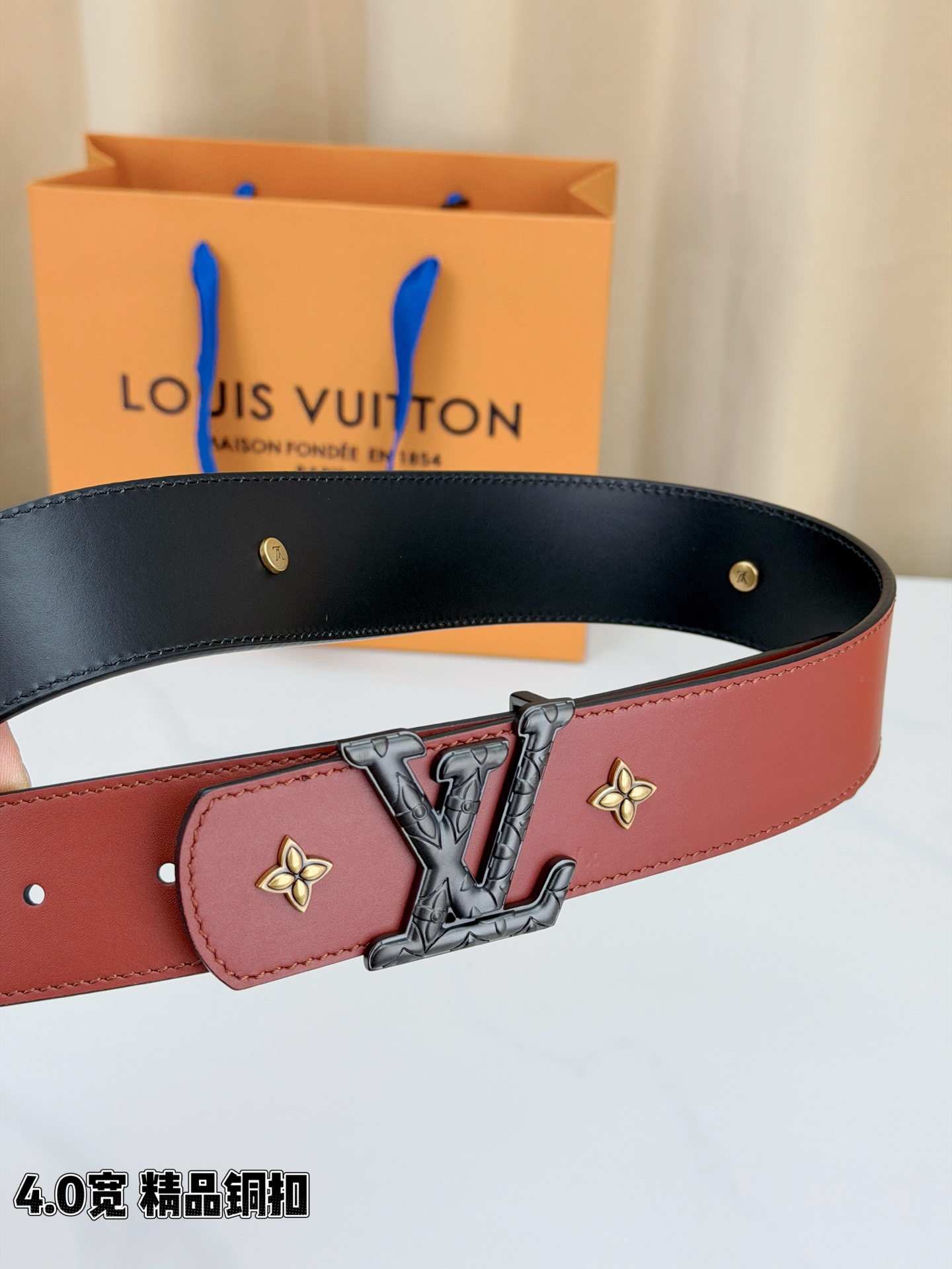 LV Dimension Drift Flower Studs 40 毫米双面腰带，两面皆为皮革，简洁廓