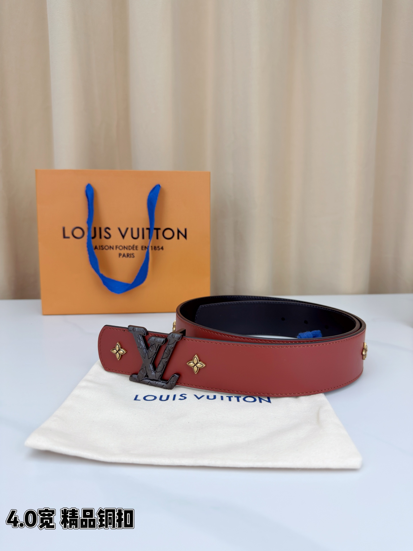 LV Dimension Drift Flower Studs 40 毫米双面腰带，两面皆为皮革，简洁廓