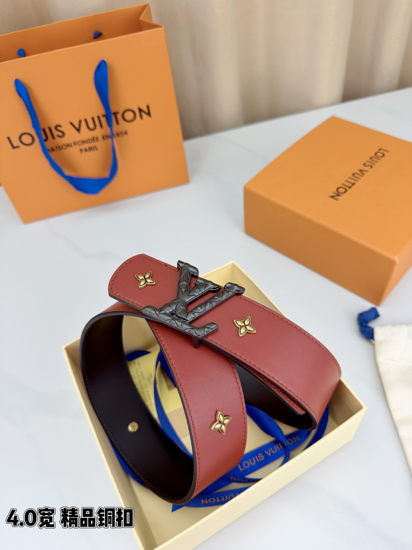 LV Dimension Drift Flower Studs 40 毫米双面腰带，两面皆为皮革，简洁廓