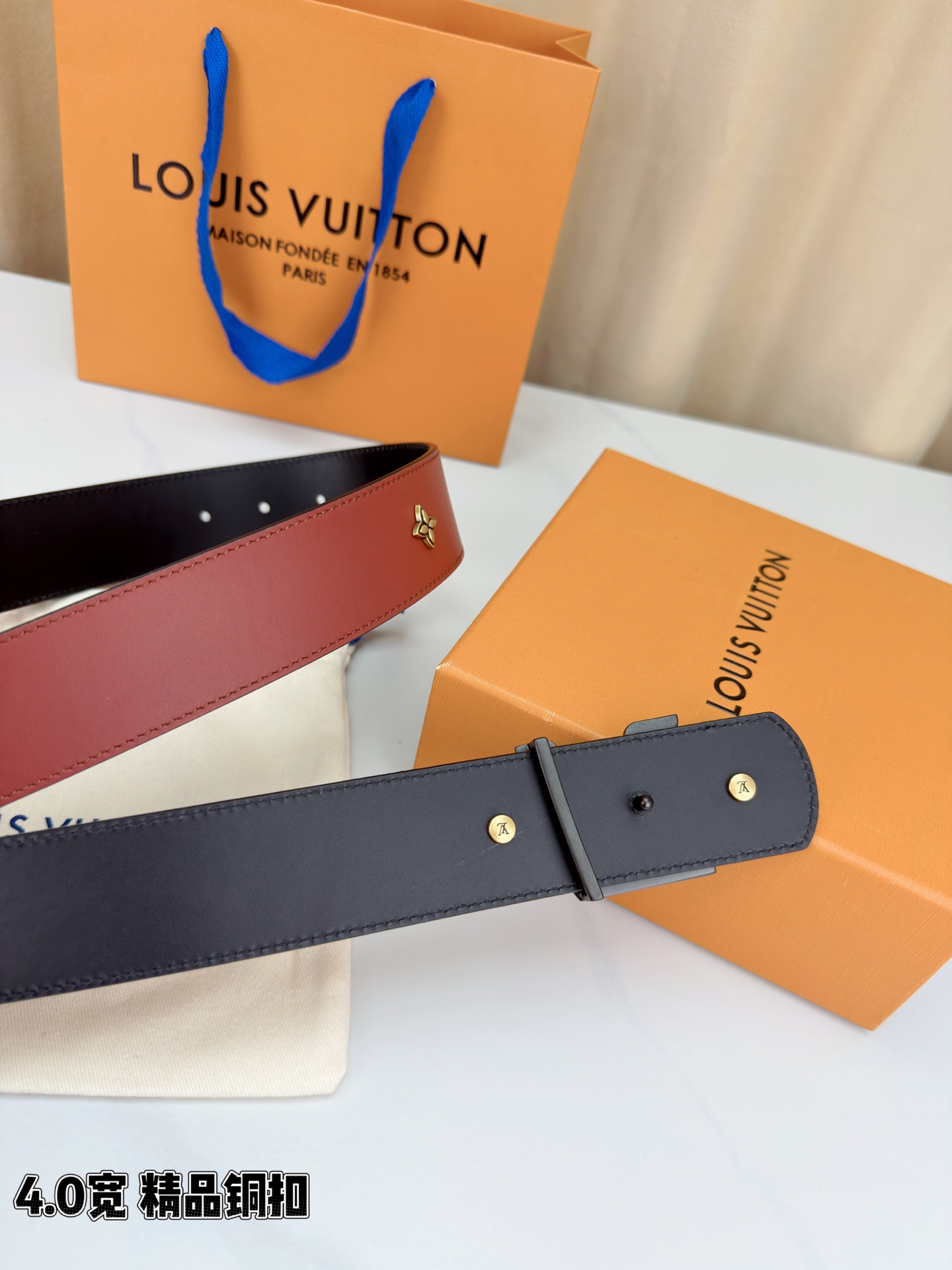 LV Dimension Drift Flower Studs 40 毫米双面腰带，两面皆为皮革，简洁廓