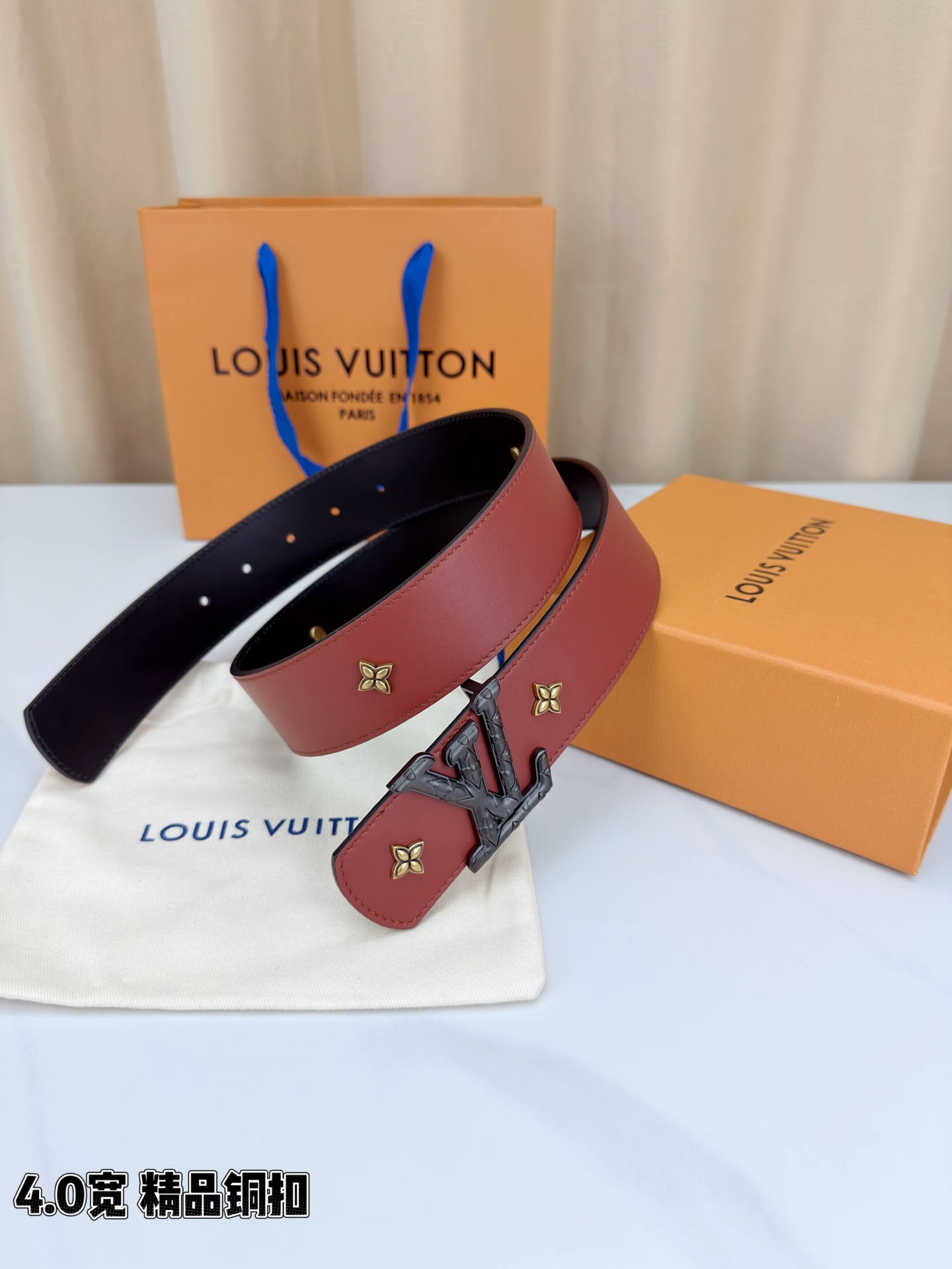 LV Dimension Drift Flower Studs 40 毫米双面腰带，两面皆为皮革，简洁廓