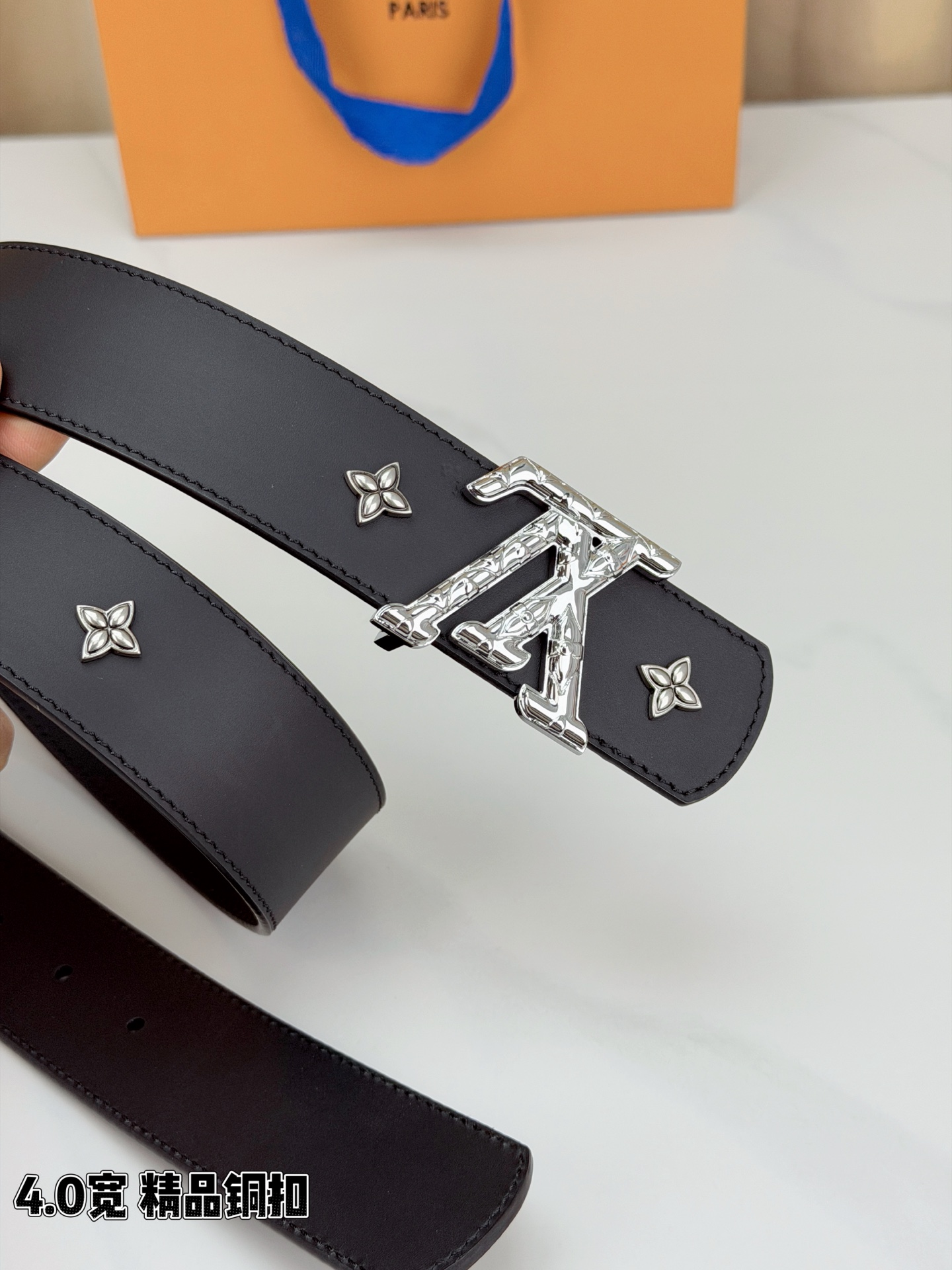 LV Dimension Drift Flower Studs 40 毫米双面腰带，两面皆为皮革，简洁廓