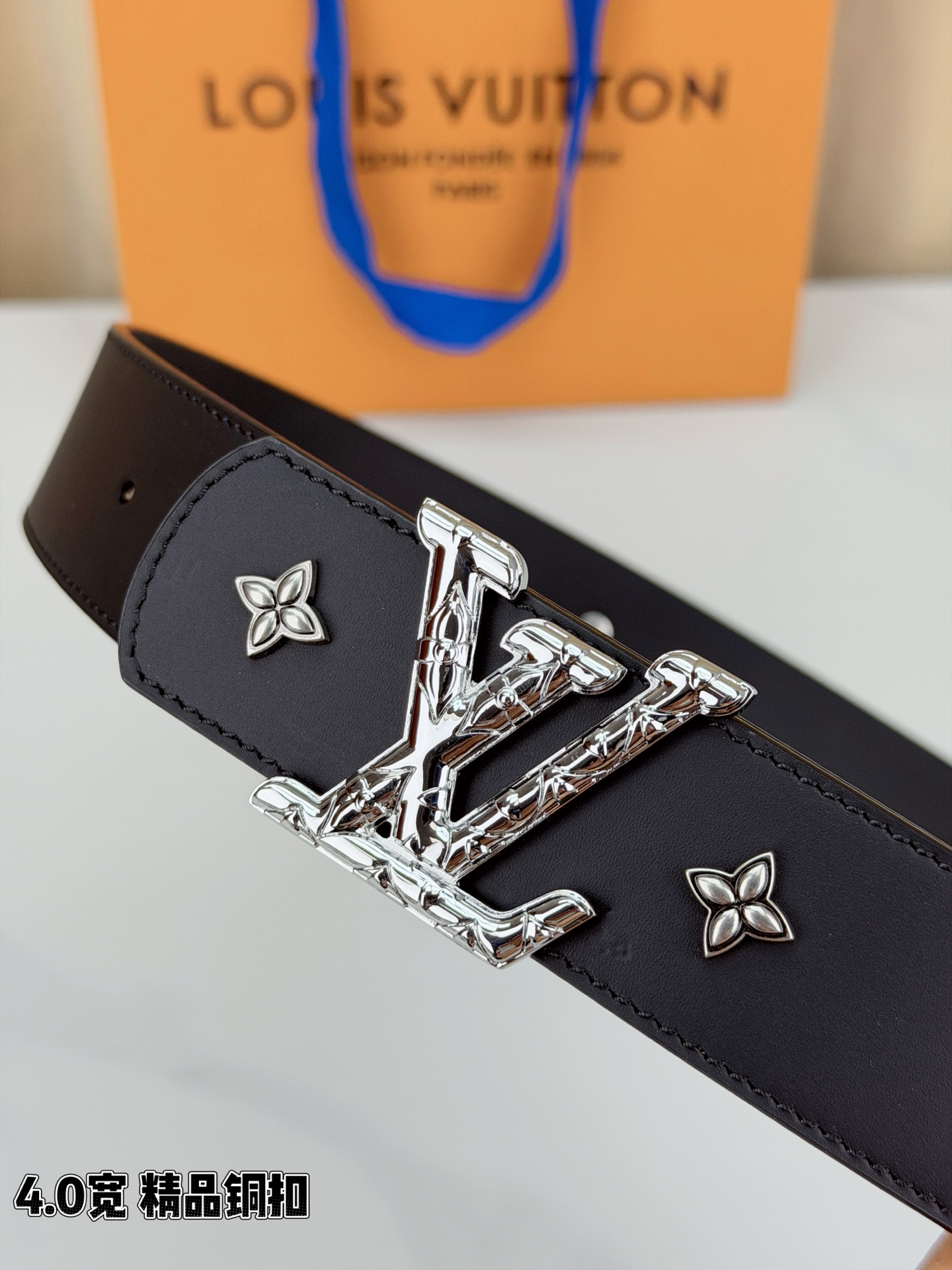 LV Dimension Drift Flower Studs 40 毫米双面腰带，两面皆为皮革，简洁廓