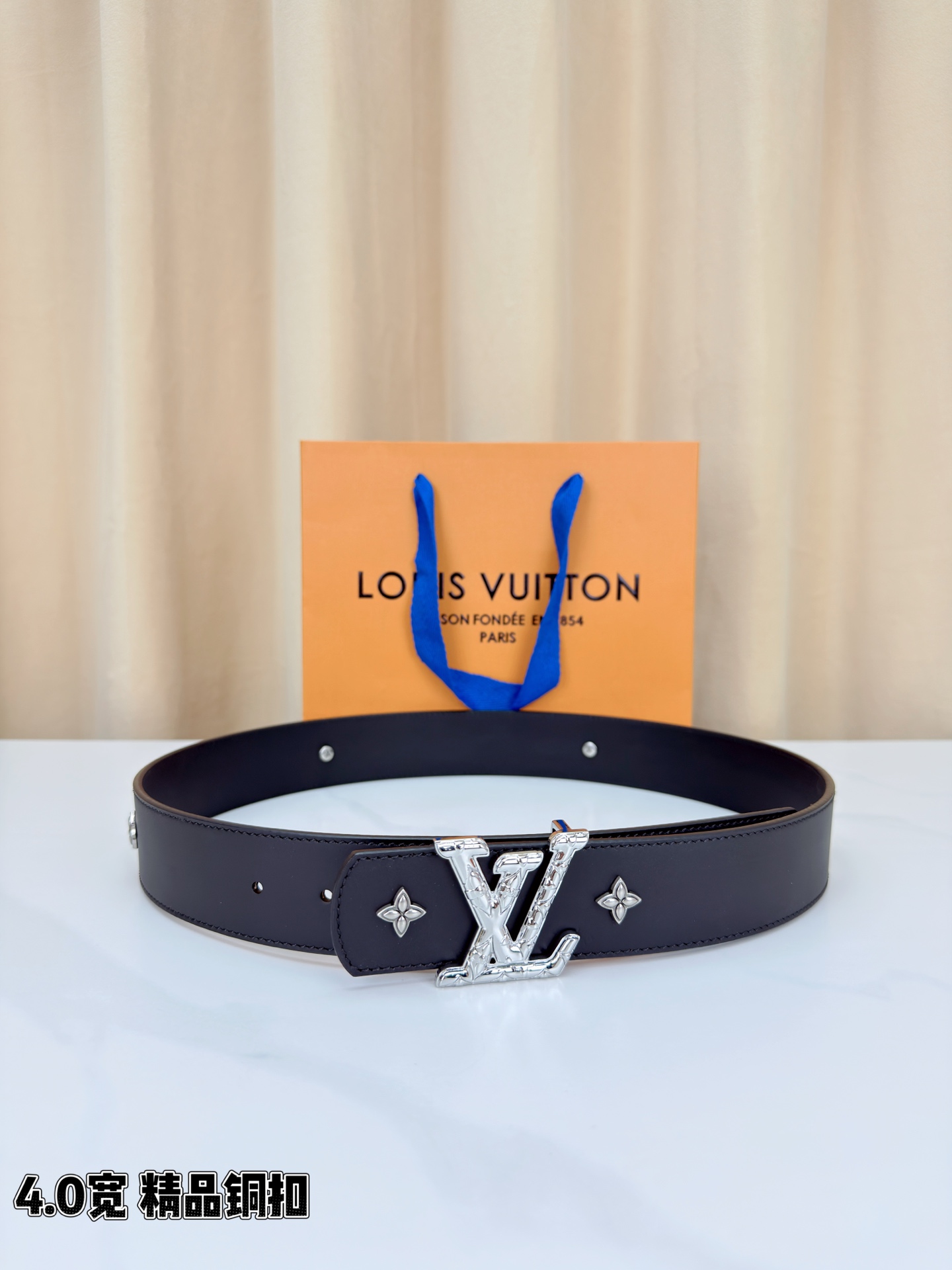 LV Dimension Drift Flower Studs 40 毫米双面腰带，两面皆为皮革，简洁廓