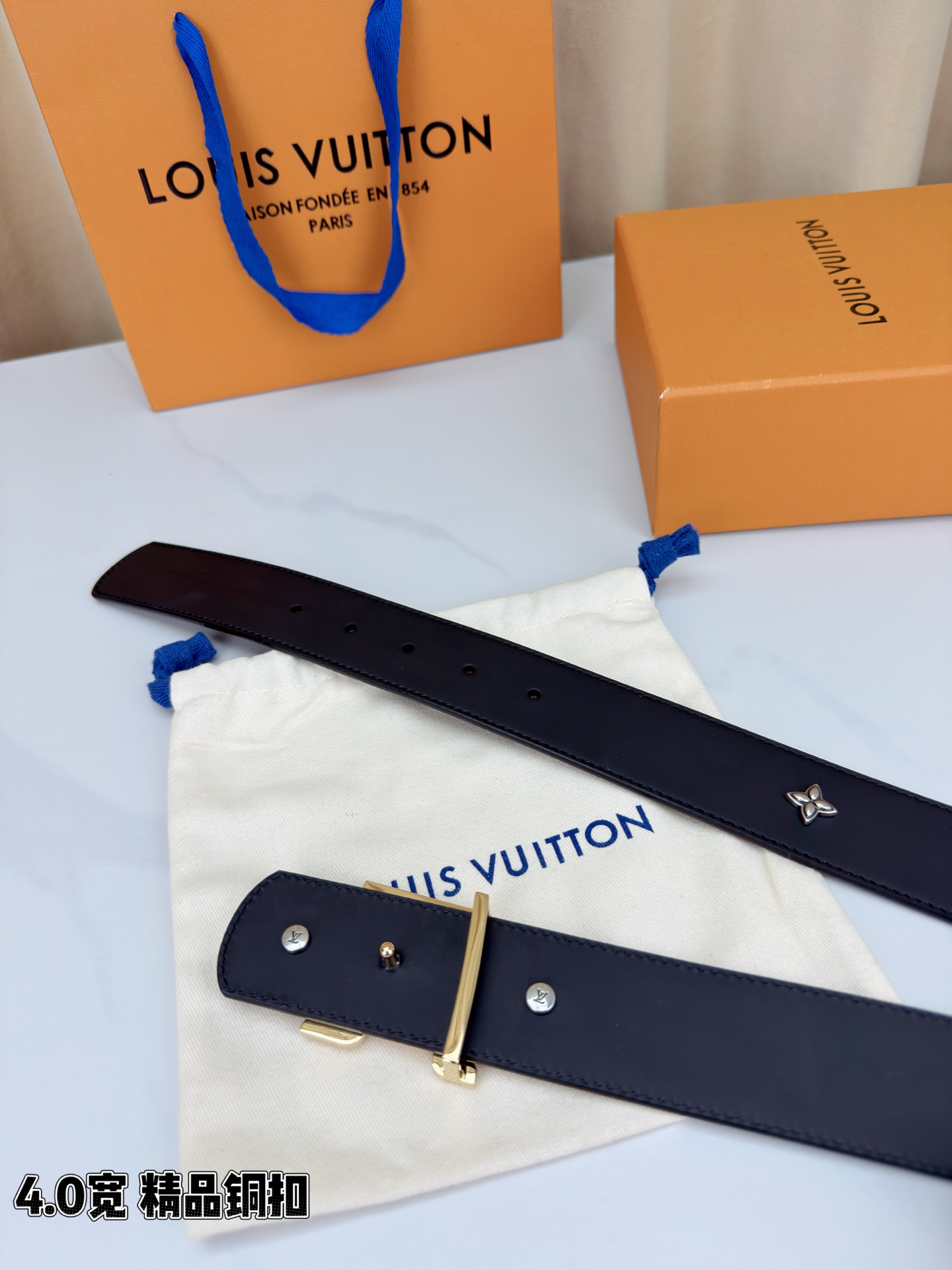 LV Dimension Drift Flower Studs 40 毫米双面腰带，两面皆为皮革，简洁廓