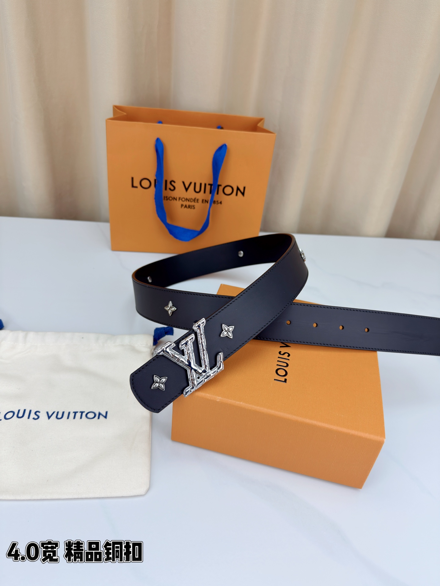 LV Dimension Drift Flower Studs 40 毫米双面腰带，两面皆为皮革，简洁廓