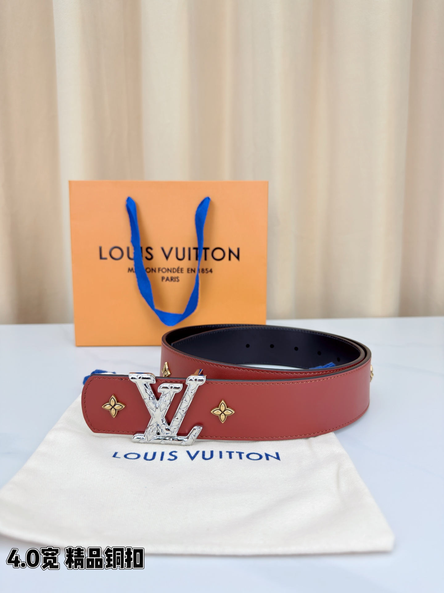 LV Dimension Drift Flower Studs 40 毫米双面腰带，两面皆为皮革，简洁廓