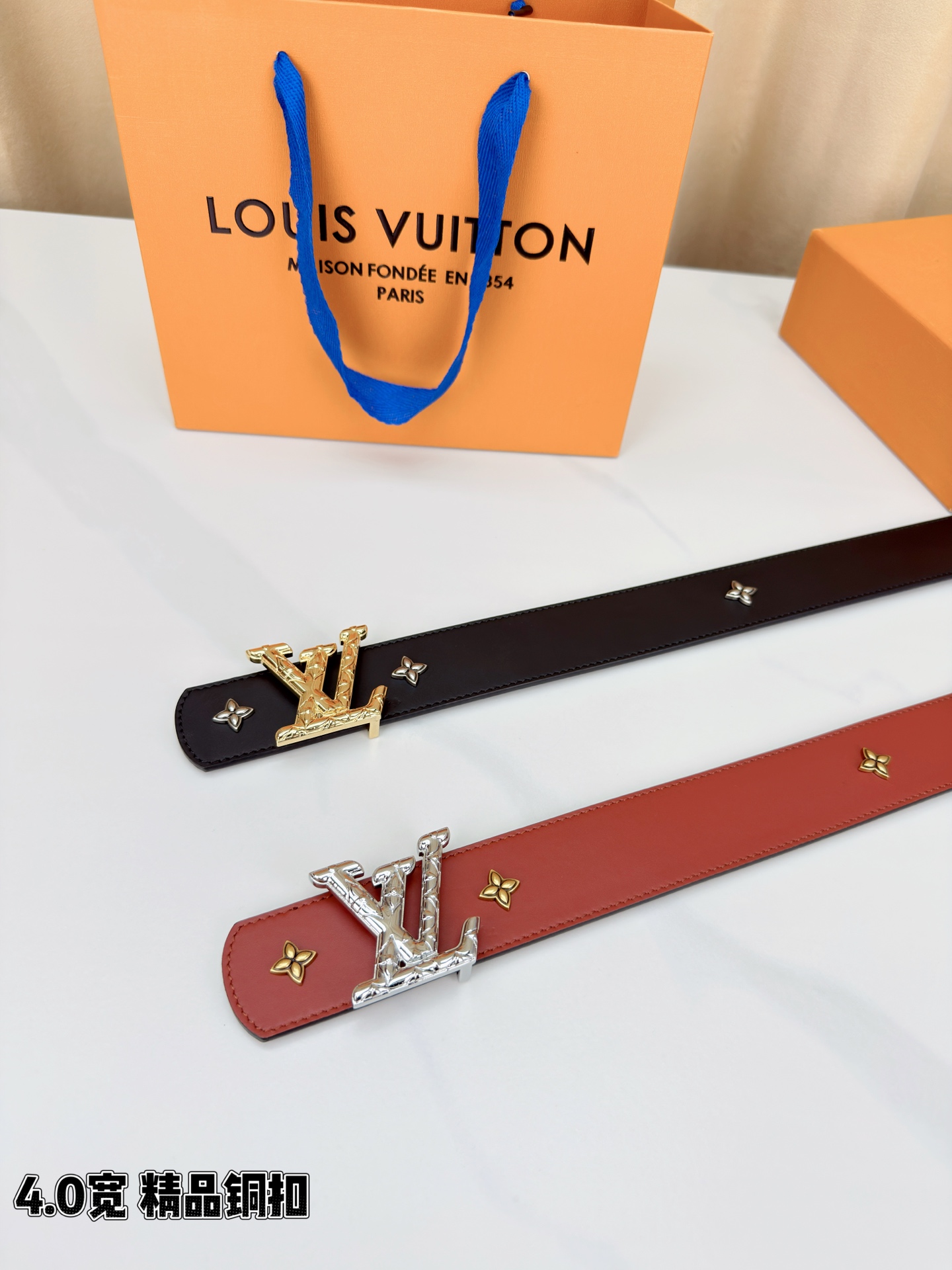 LV Dimension Drift Flower Studs 40 毫米双面腰带，两面皆为皮革，简洁廓