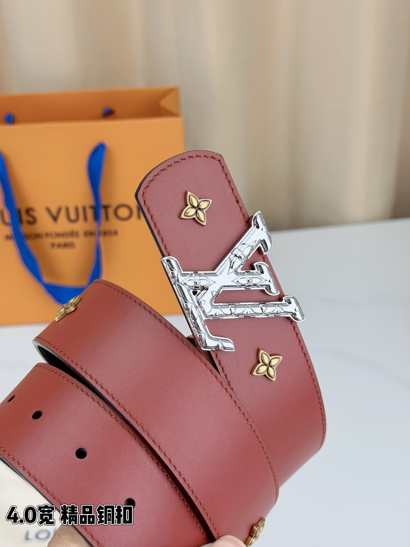 LV Dimension Drift Flower Studs 40 毫米双面腰带，两面皆为皮革，简洁廓