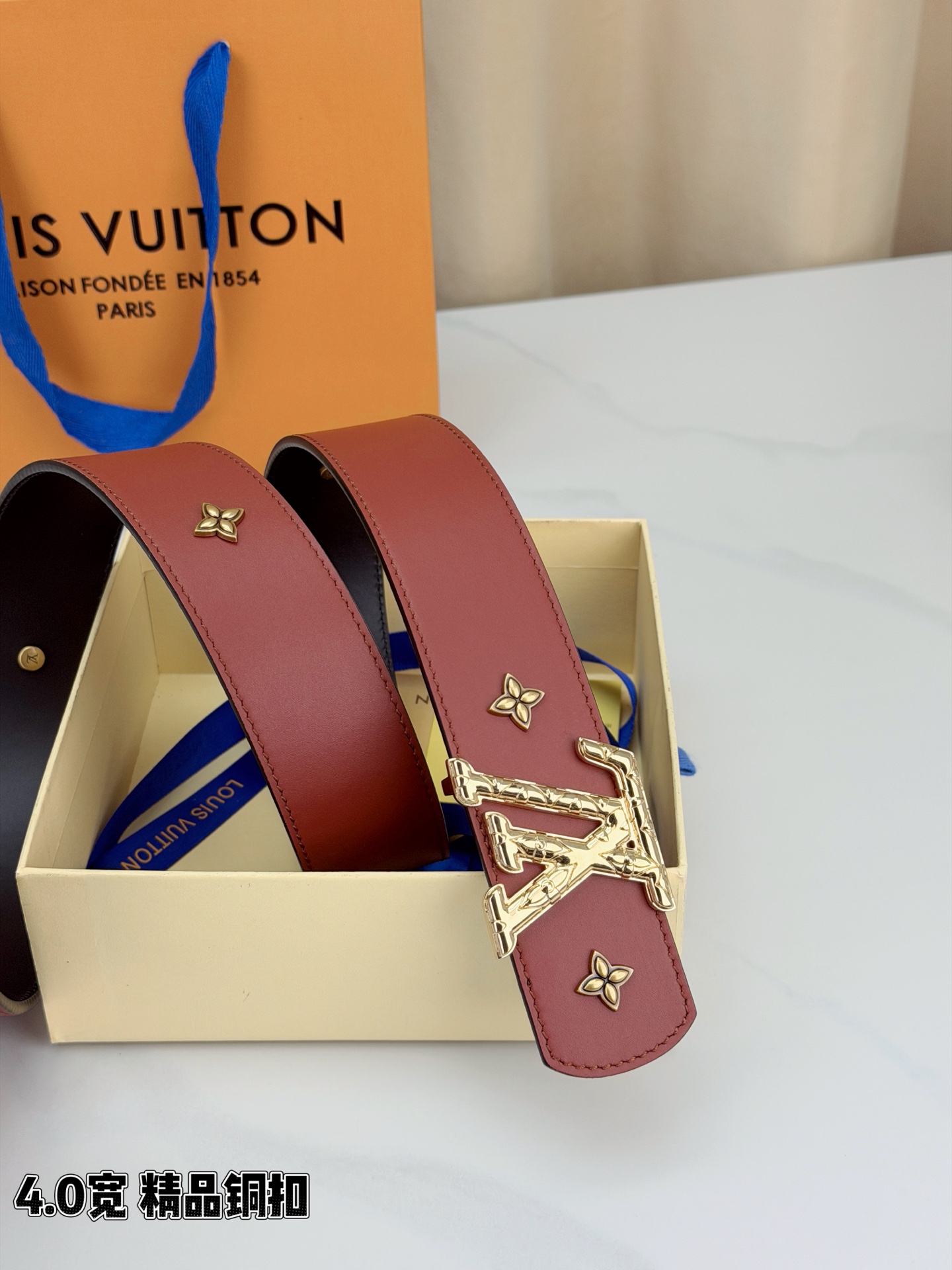 LV Dimension Drift Flower Studs 40 毫米双面腰带，两面皆为皮革，简洁廓