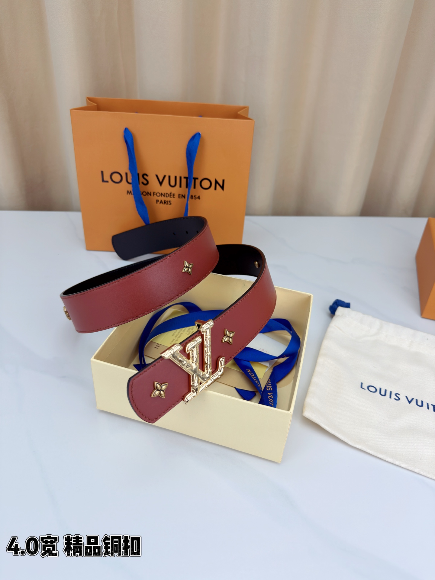 LV Dimension Drift Flower Studs 40 毫米双面腰带，两面皆为皮革，简洁廓