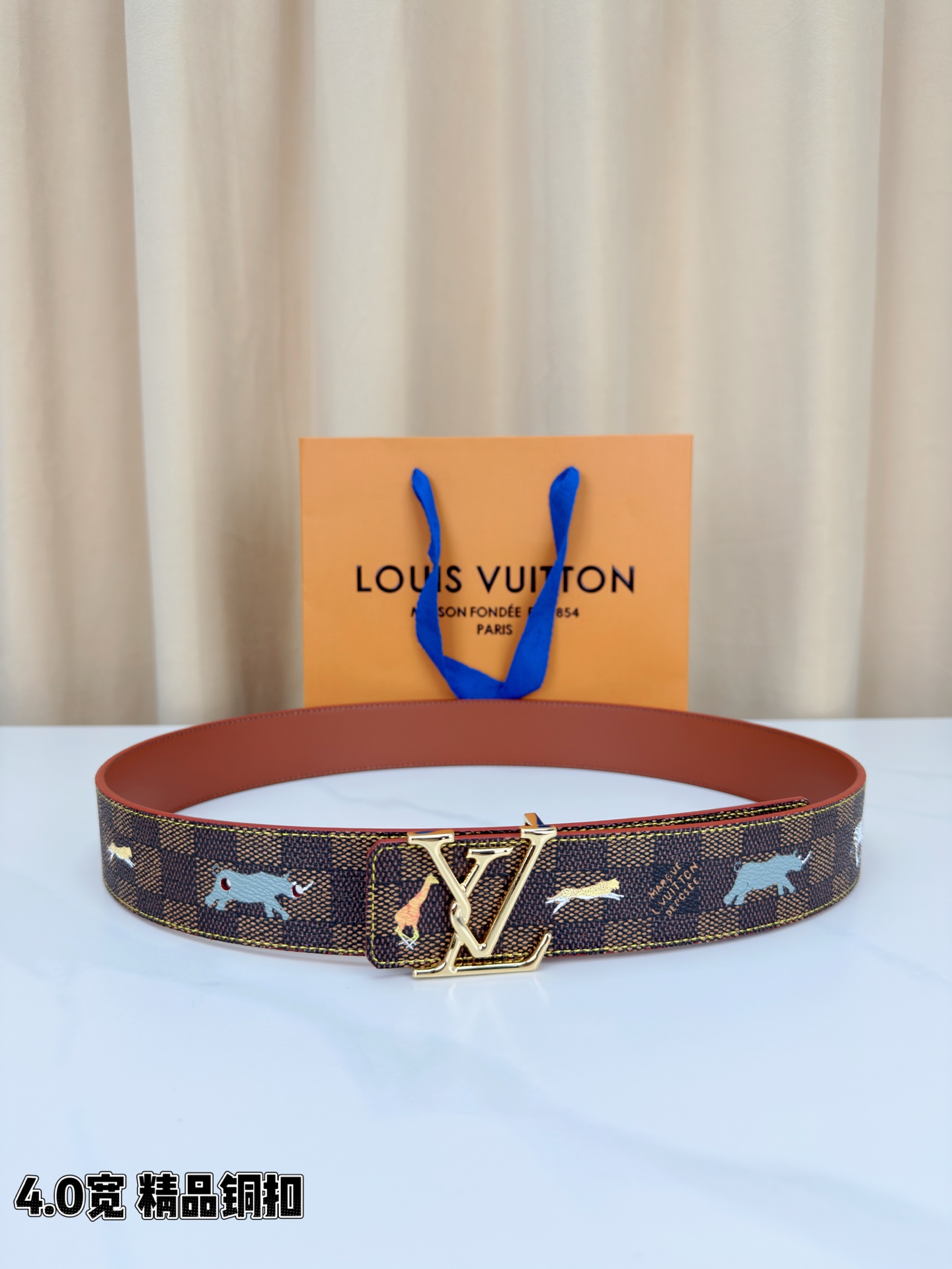 NO:741942,Original order 4.0 wide boutique buckle, LV luxury belt. Dark brown plaid canvas and red brown leather interweave, bright gold LV buckle shines eye-catching, animal embroidery is smart and exquisite, showing high-end taste and extraordinary style, belt, louis vuitton19860909原单 4.0宽精品扣,LV奢华腰带.深棕格纹帆布与红棕皮革交织,亮金LV扣闪耀夺目,动物刺绣灵动精致,尽显高端品味与非凡格调,皮带,louis vuitton,Belt