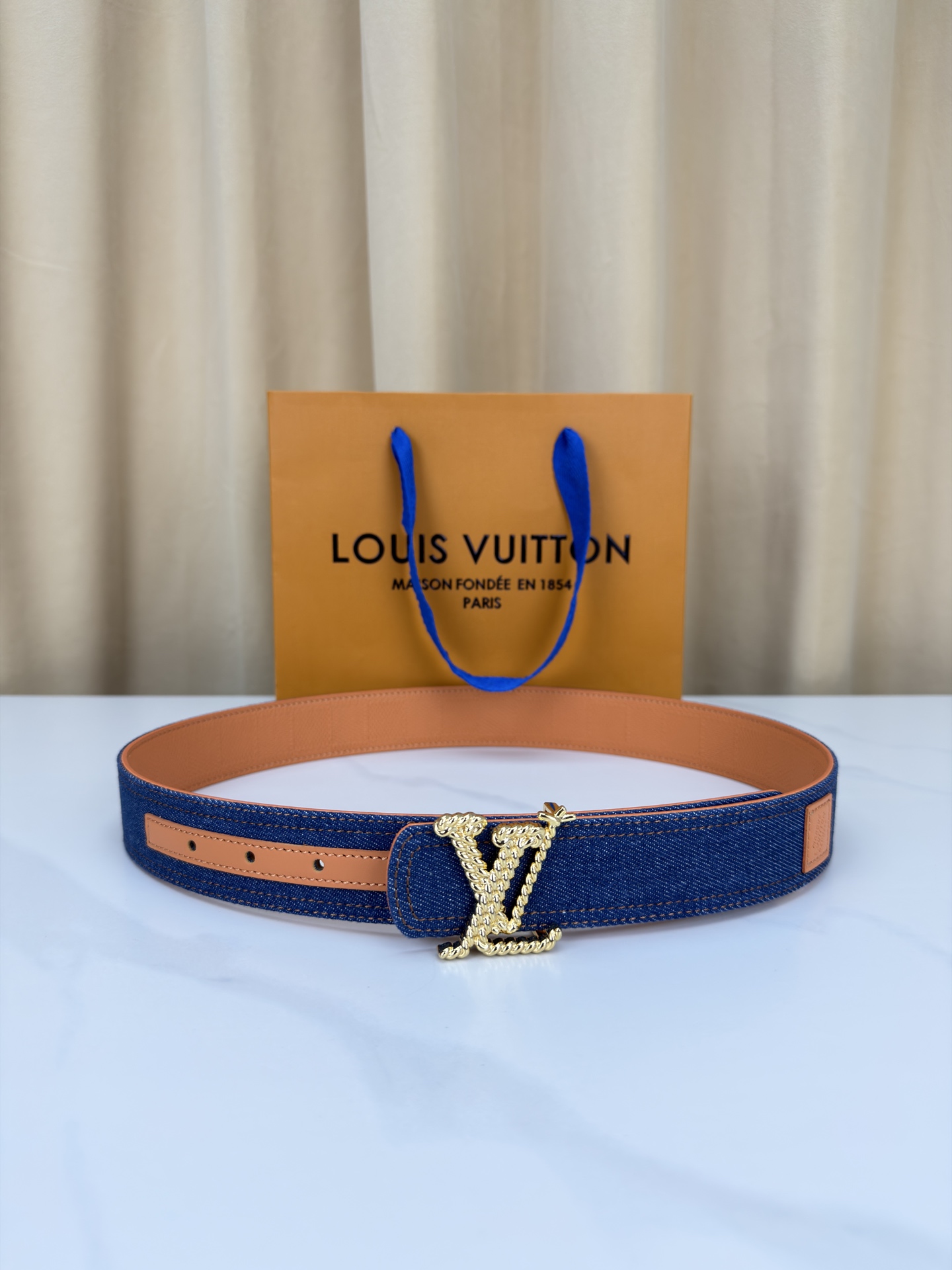 NO:741976,Original order 3.4 wide LV Dimension Denim double-sided belt uses classic background to promote the avant-garde trend. The denim side reveals a vintage atmosphere, and the leather side is embossed with the Damier Heritage pattern, which complements the buckle design. Belt, Louis Vuitton19860909原单 3.4宽 LV Dimension Denim 双面腰带以经典底色推动前卫潮流.丹宁布一面流露古着气息,皮革一面压印 Damier Heritage 图案,与搭扣设计相得益彰,皮带,louis vuitton,Belt