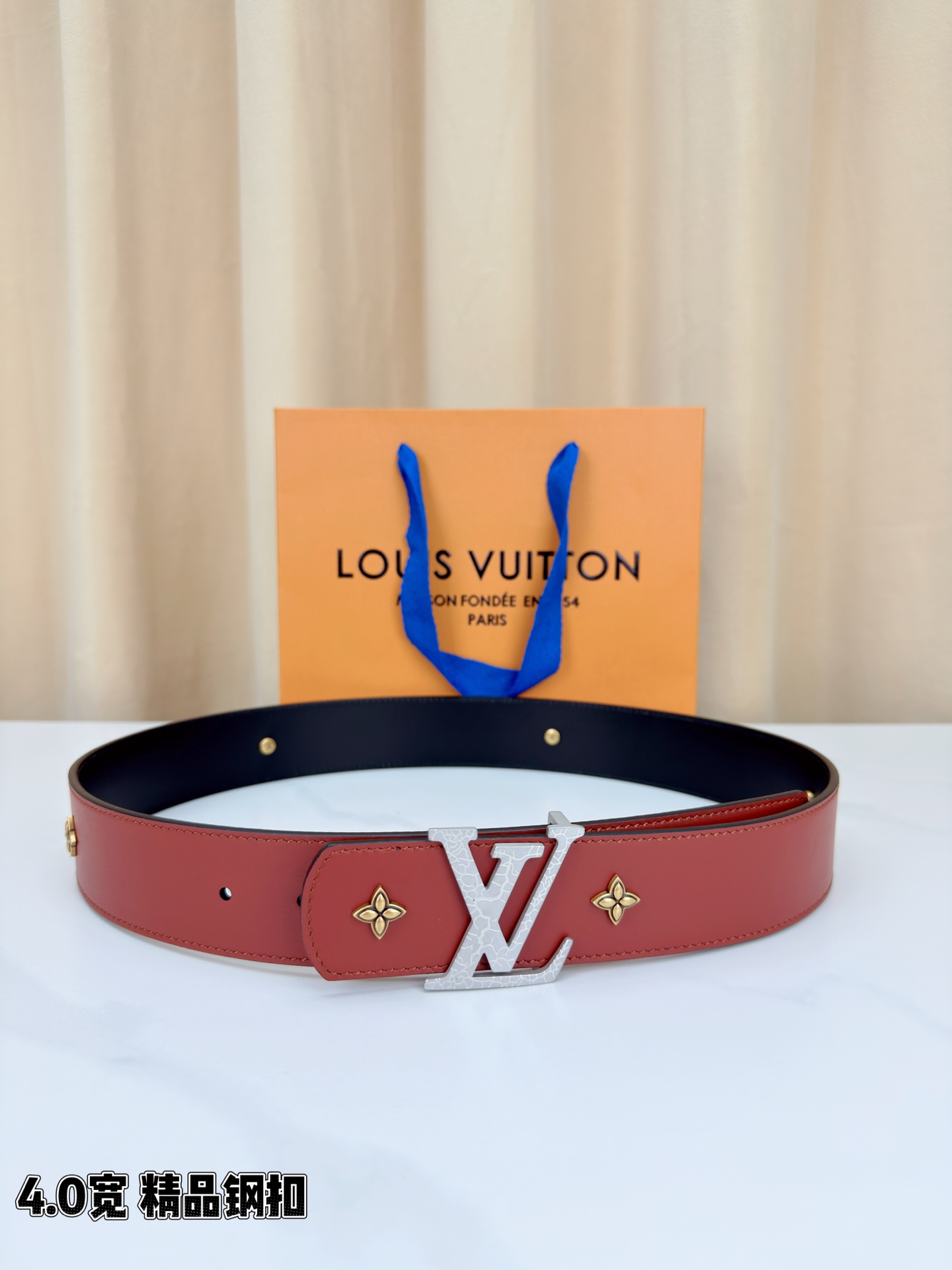 LV Dimension Drift Flower Studs 40 毫米双面腰带，两面皆为皮革，简洁廓