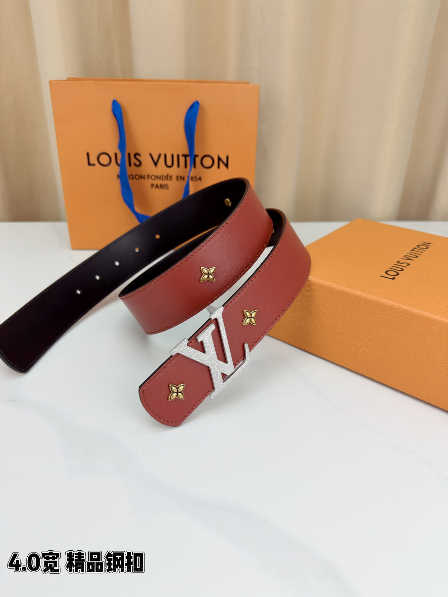 LV Dimension Drift Flower Studs 40 毫米双面腰带，两面皆为皮革，简洁廓