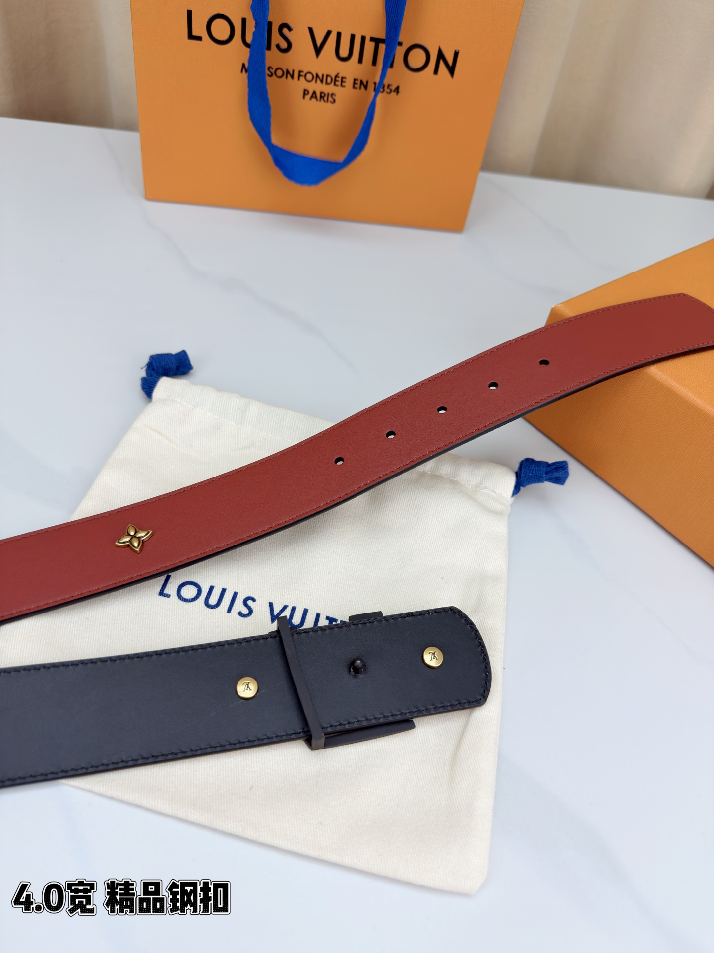 LV Dimension Drift Flower Studs 40 毫米双面腰带，两面皆为皮革，简洁廓