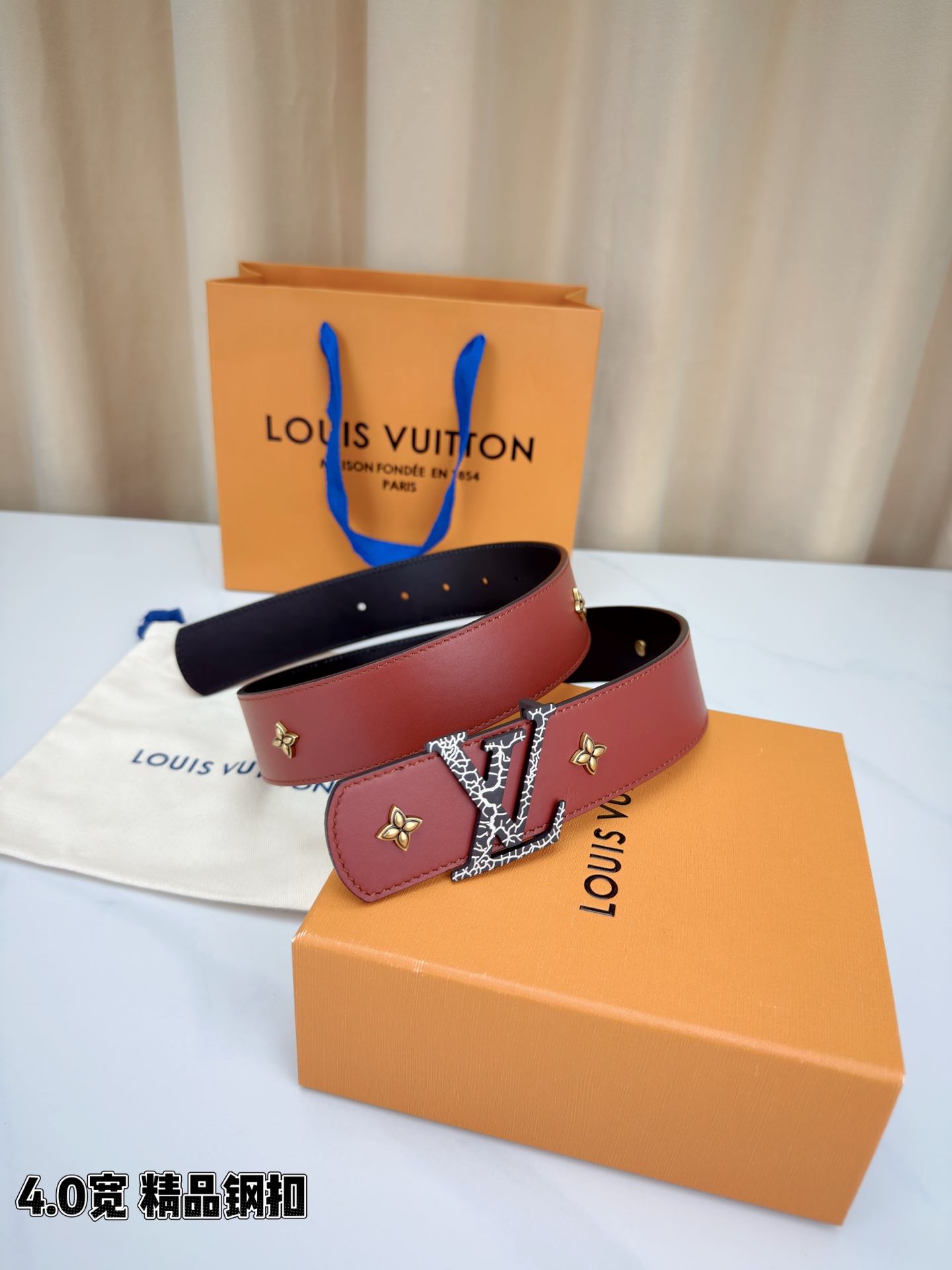 LV Dimension Drift Flower Studs 40 毫米双面腰带，两面皆为皮革，简洁廓